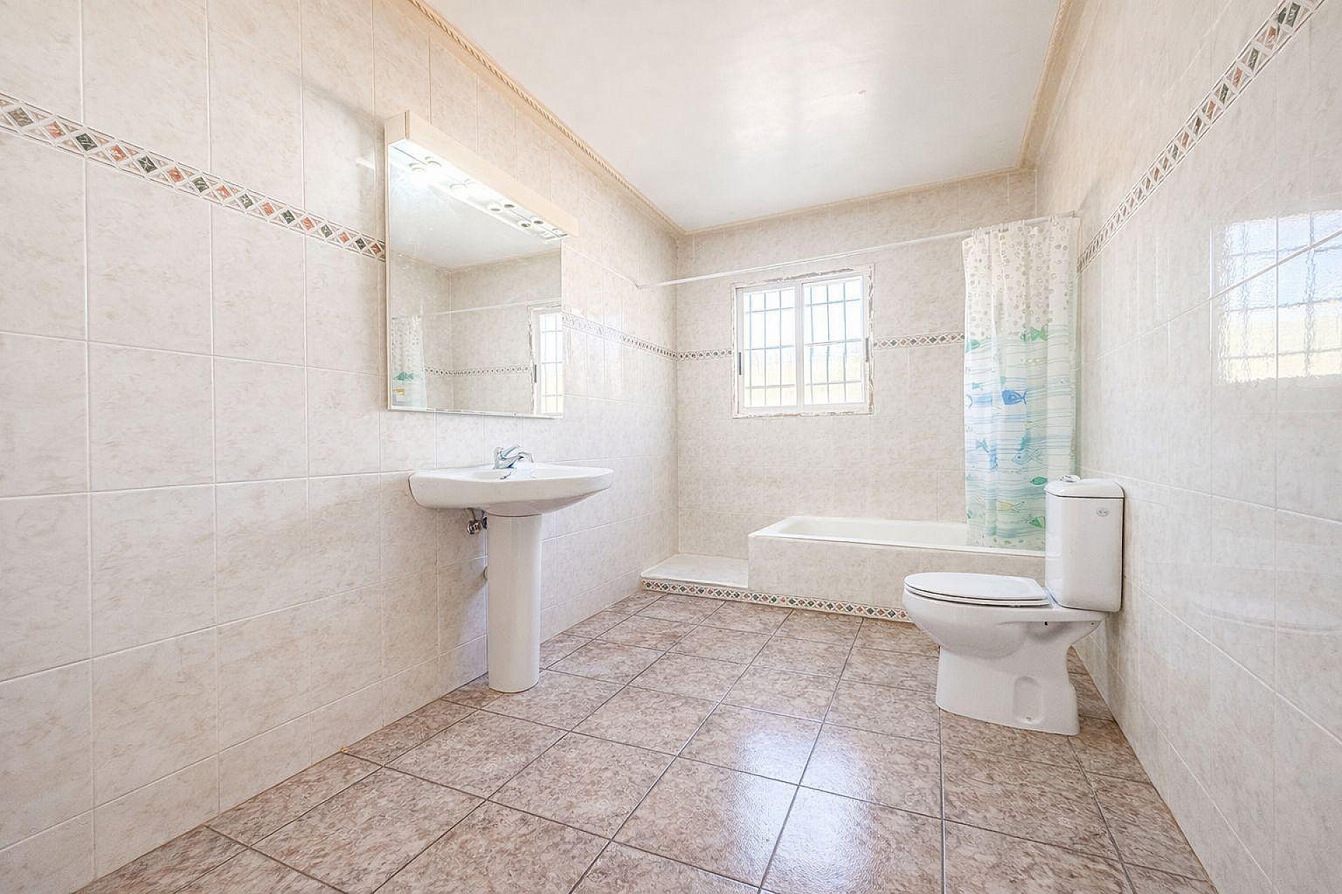 Resale - 6 Bedroom 2 Bathroom Country house in Pinoso -  - Alicante