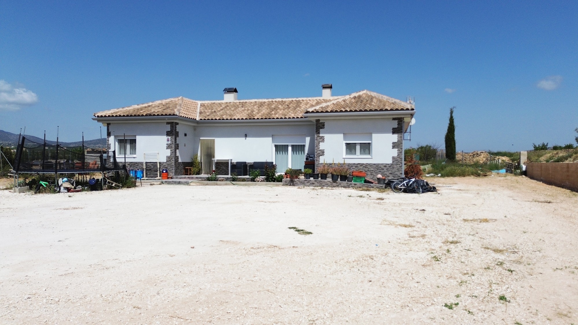 Resale - 4 Bedroom 2 Bathroom Villa in Pinoso -  - Alicante