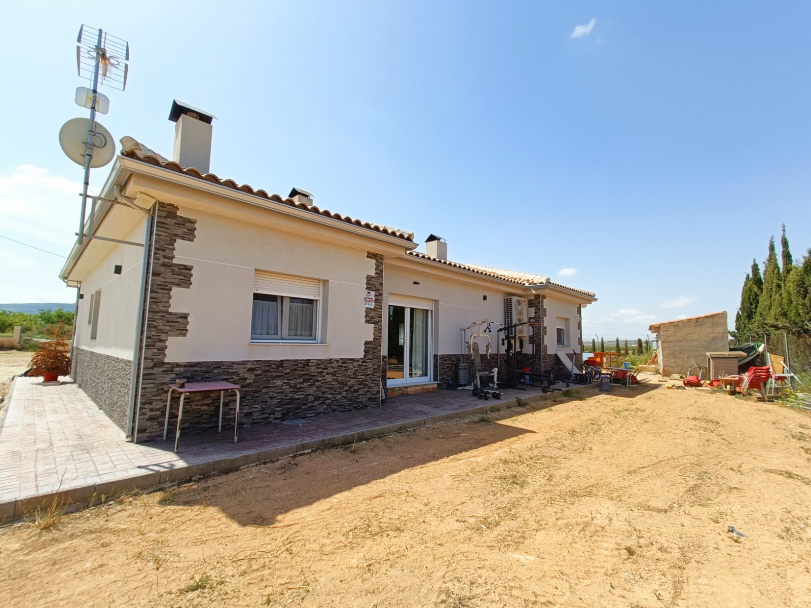 Resale - 4 Bedroom 2 Bathroom Villa in Pinoso -  - Alicante