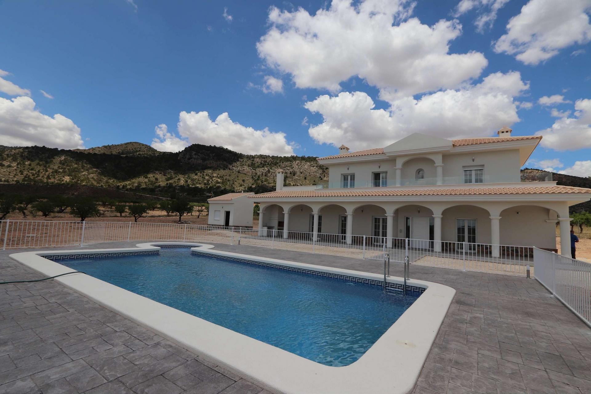 Resale - 4 Bedroom 4 Bathroom Villa in Sax -  - Alicante