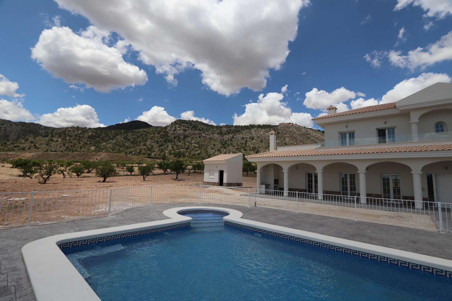 Resale - 4 Bedroom 4 Bathroom Villa in Sax -  - Alicante