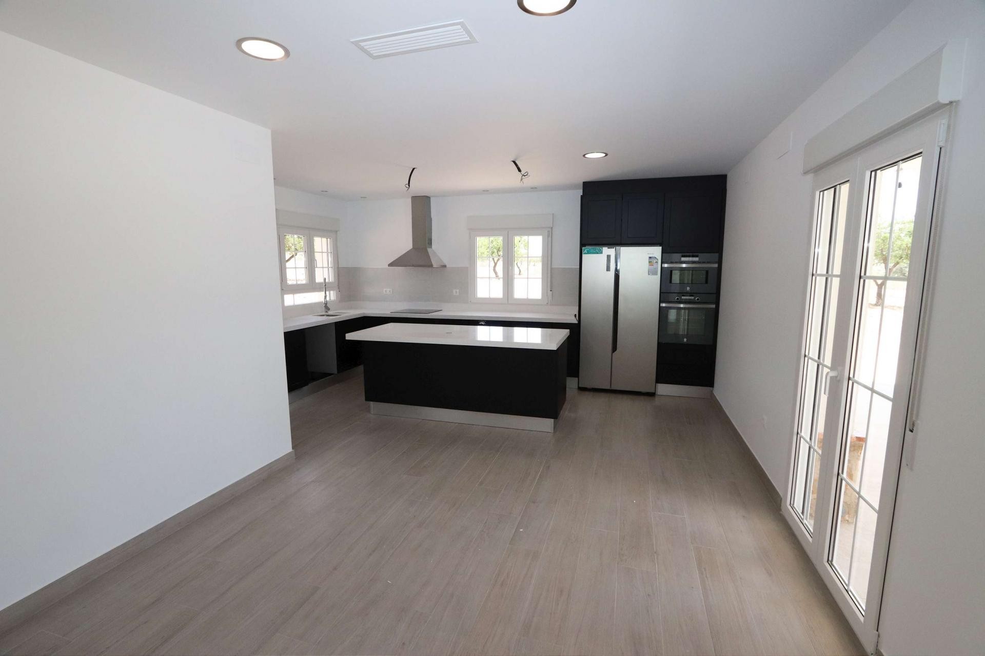 Resale - 4 Bedroom 4 Bathroom Villa in Sax -  - Alicante