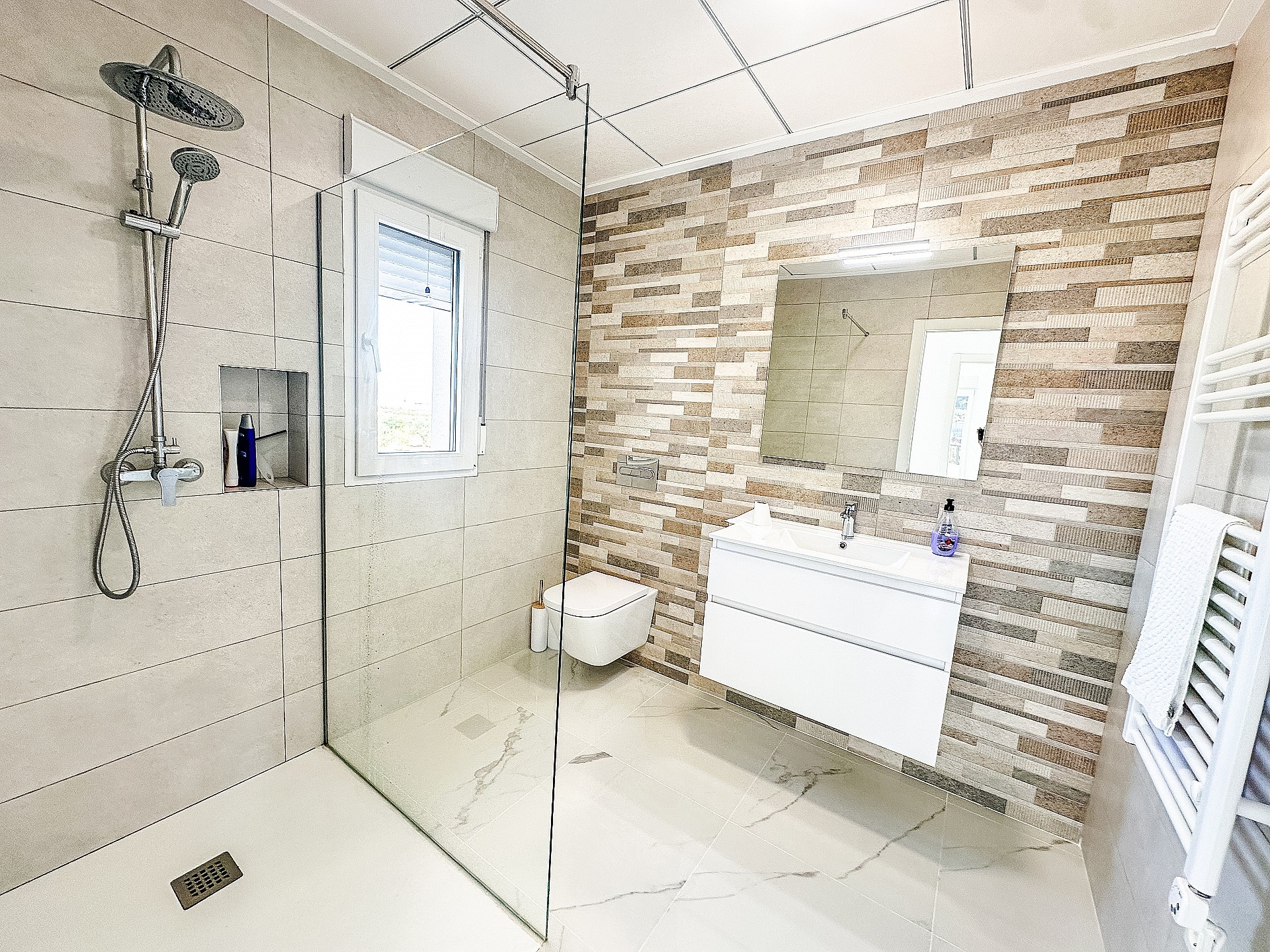 Resale - 4 Bedroom 3 Bathroom Villa in Sax -  - Alicante