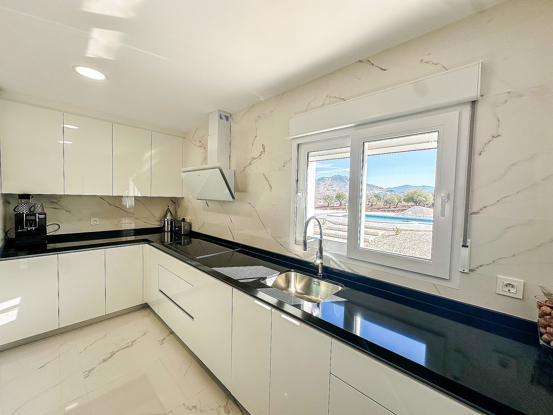 Resale - 4 Bedroom 3 Bathroom Villa in Sax -  - Alicante