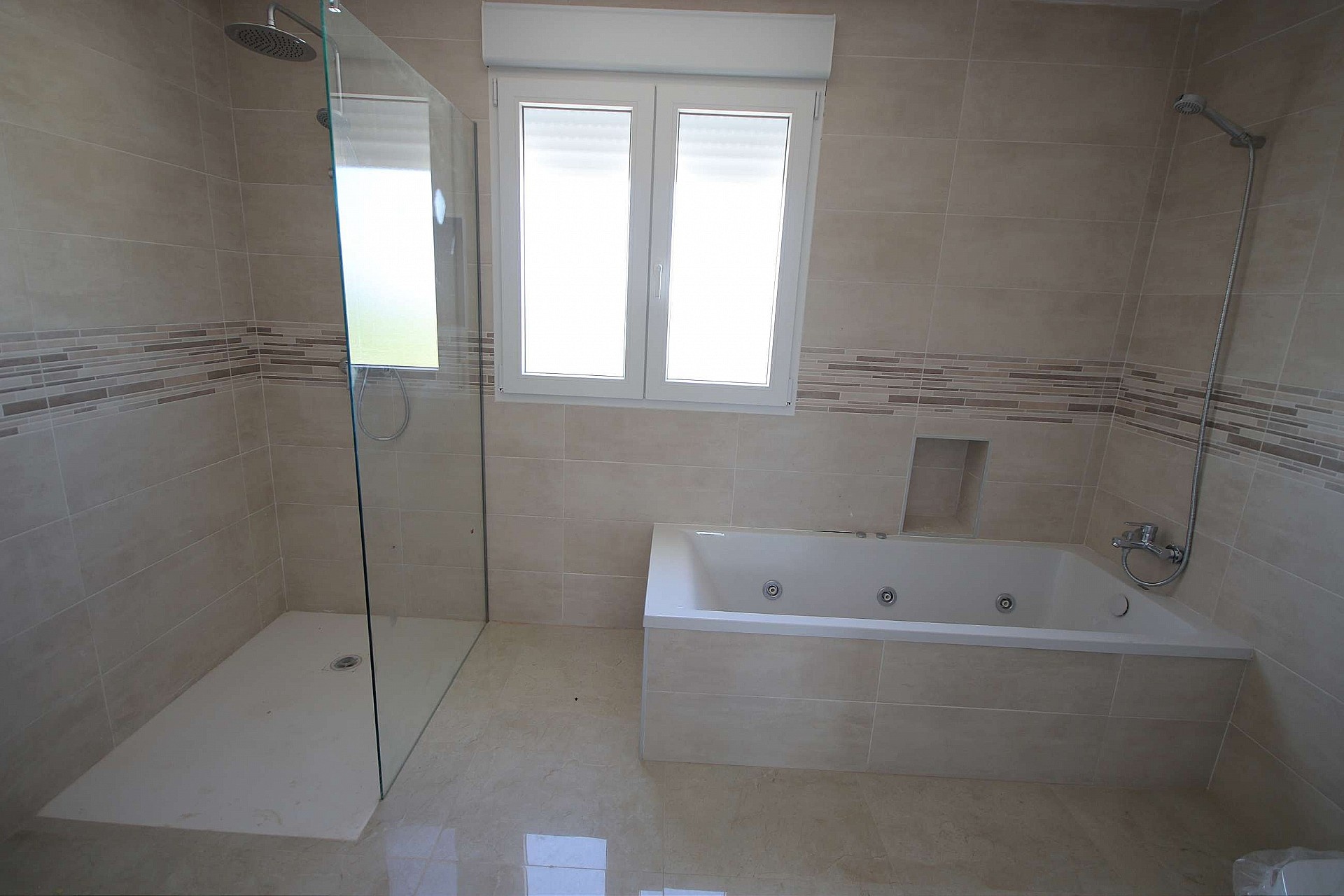 Resale - 4 Bedroom 3 Bathroom Villa in Sax -  - Alicante