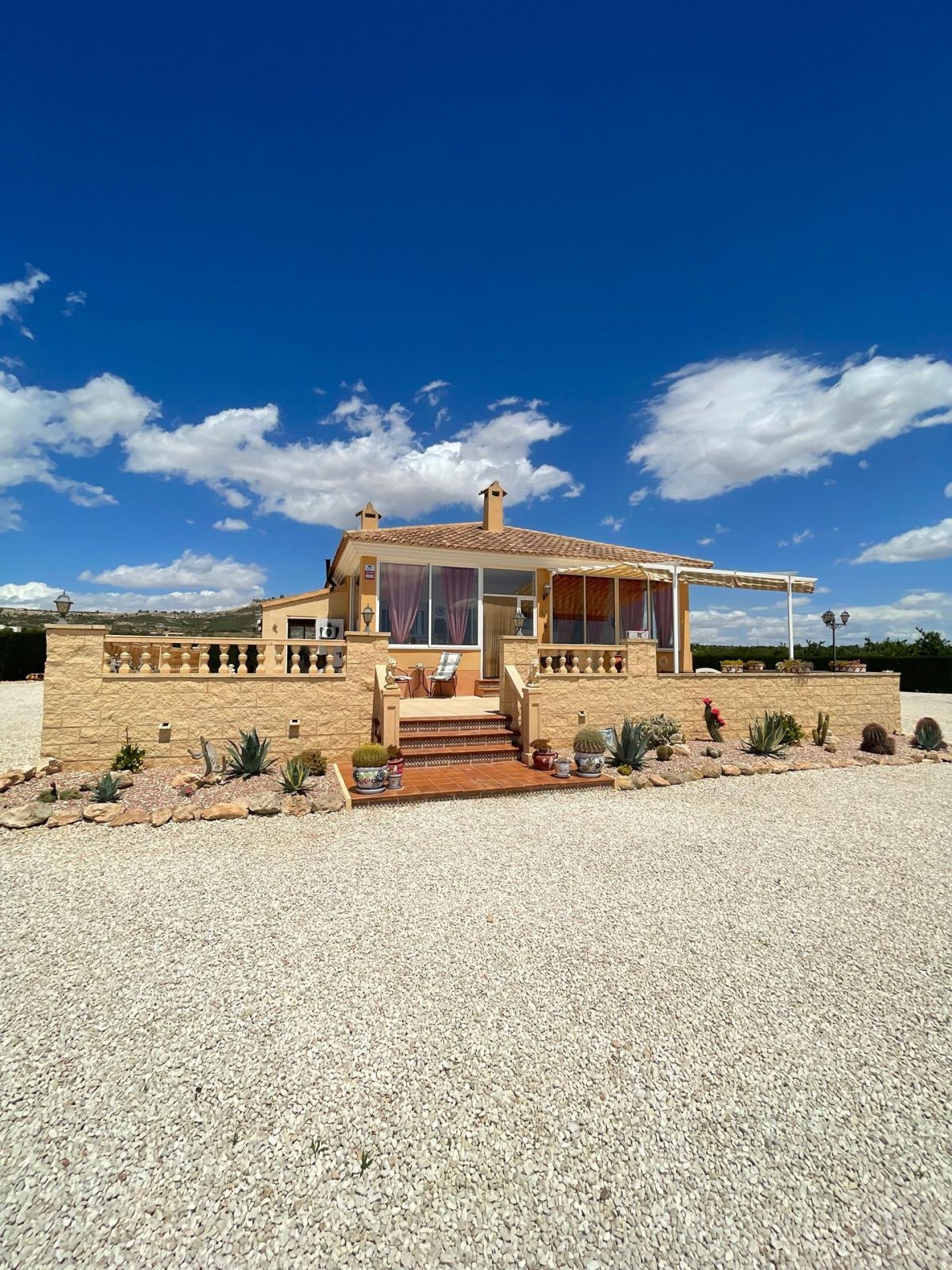 Resale - 4 Bedroom 3 Bathroom Villa in Pinoso -  - Alicante