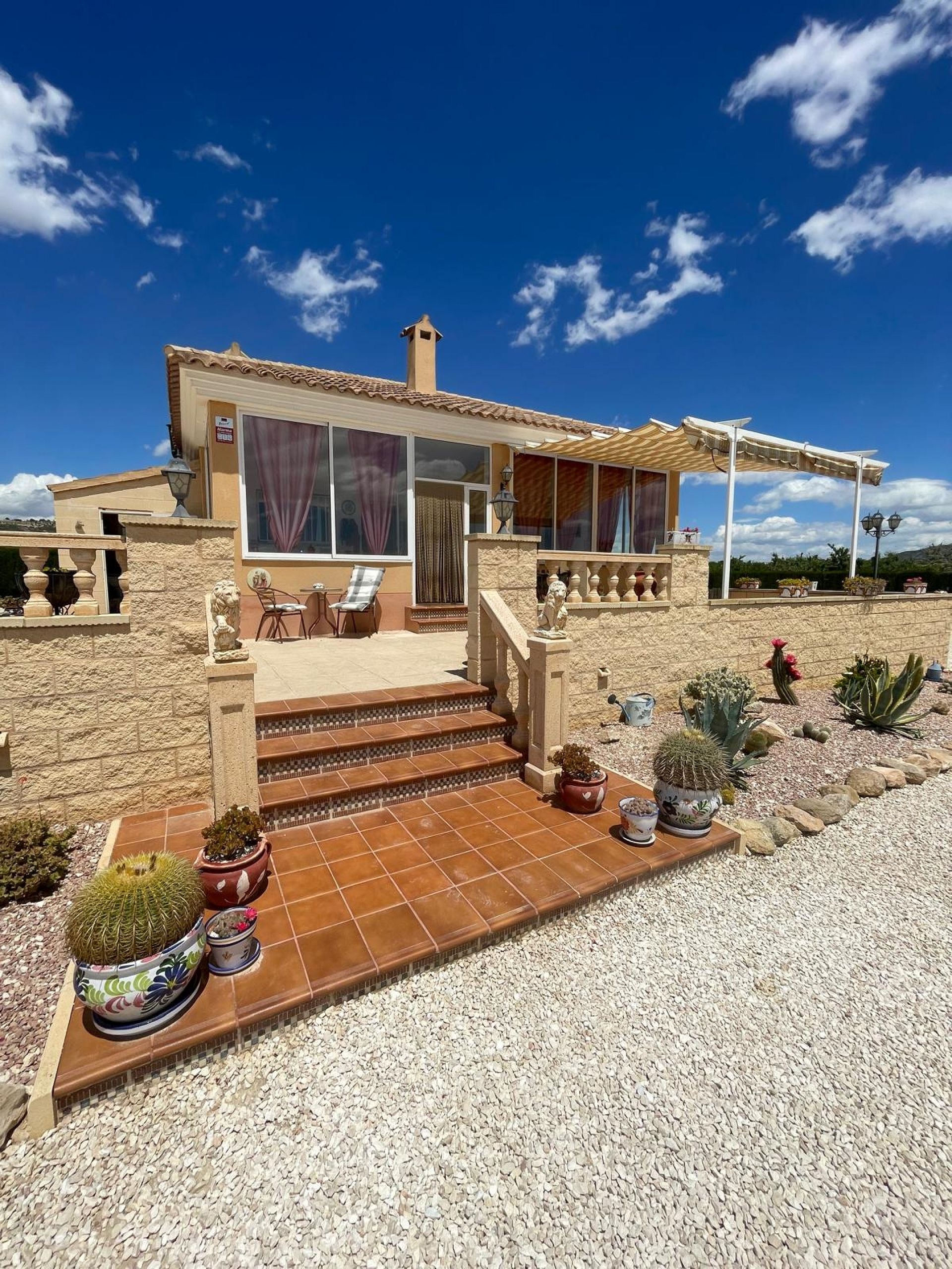 Resale - 4 Bedroom 3 Bathroom Villa in Pinoso -  - Alicante