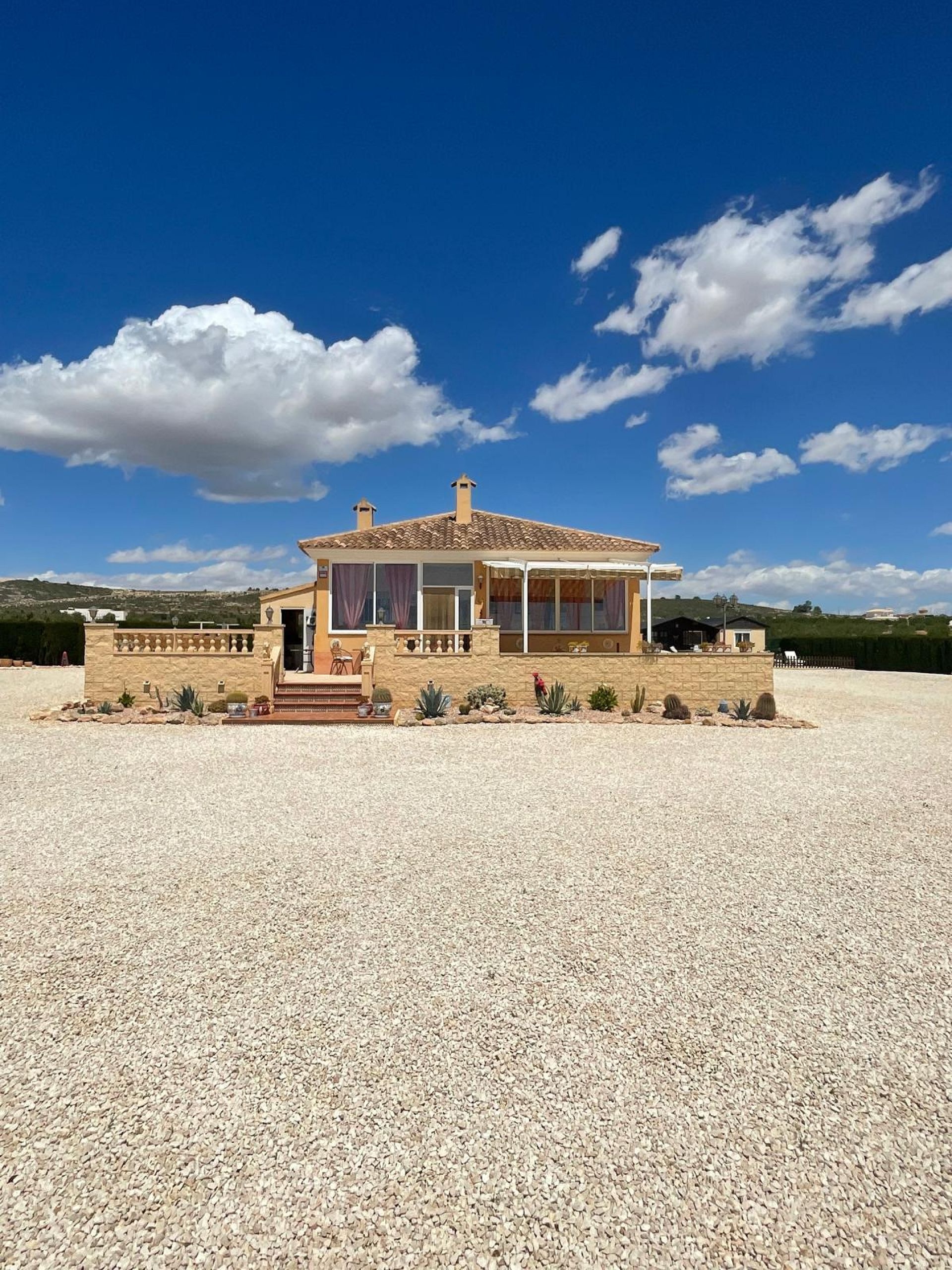 Resale - 4 Bedroom 3 Bathroom Villa in Pinoso -  - Alicante