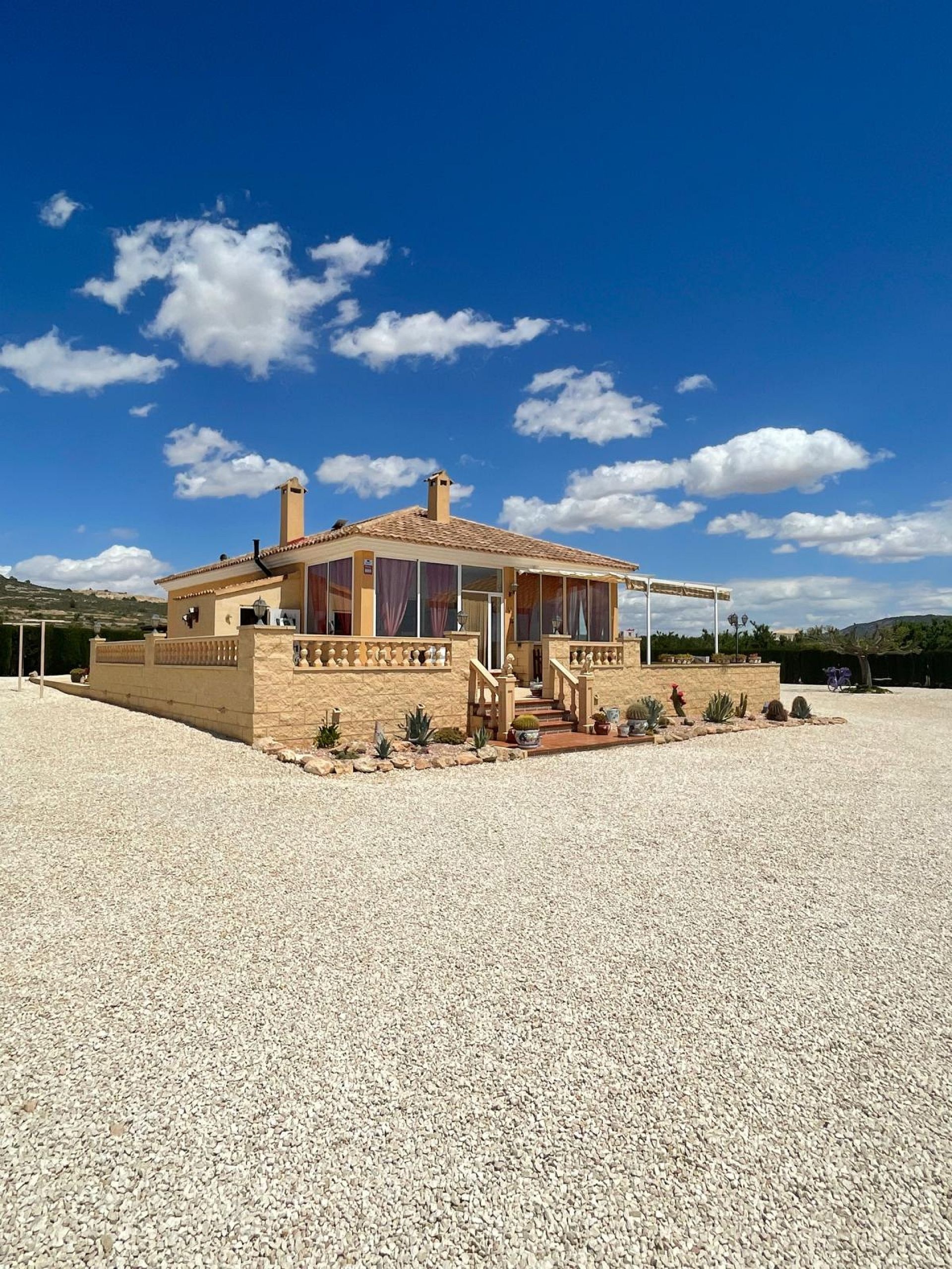 Resale - 4 Bedroom 3 Bathroom Villa in Pinoso -  - Alicante