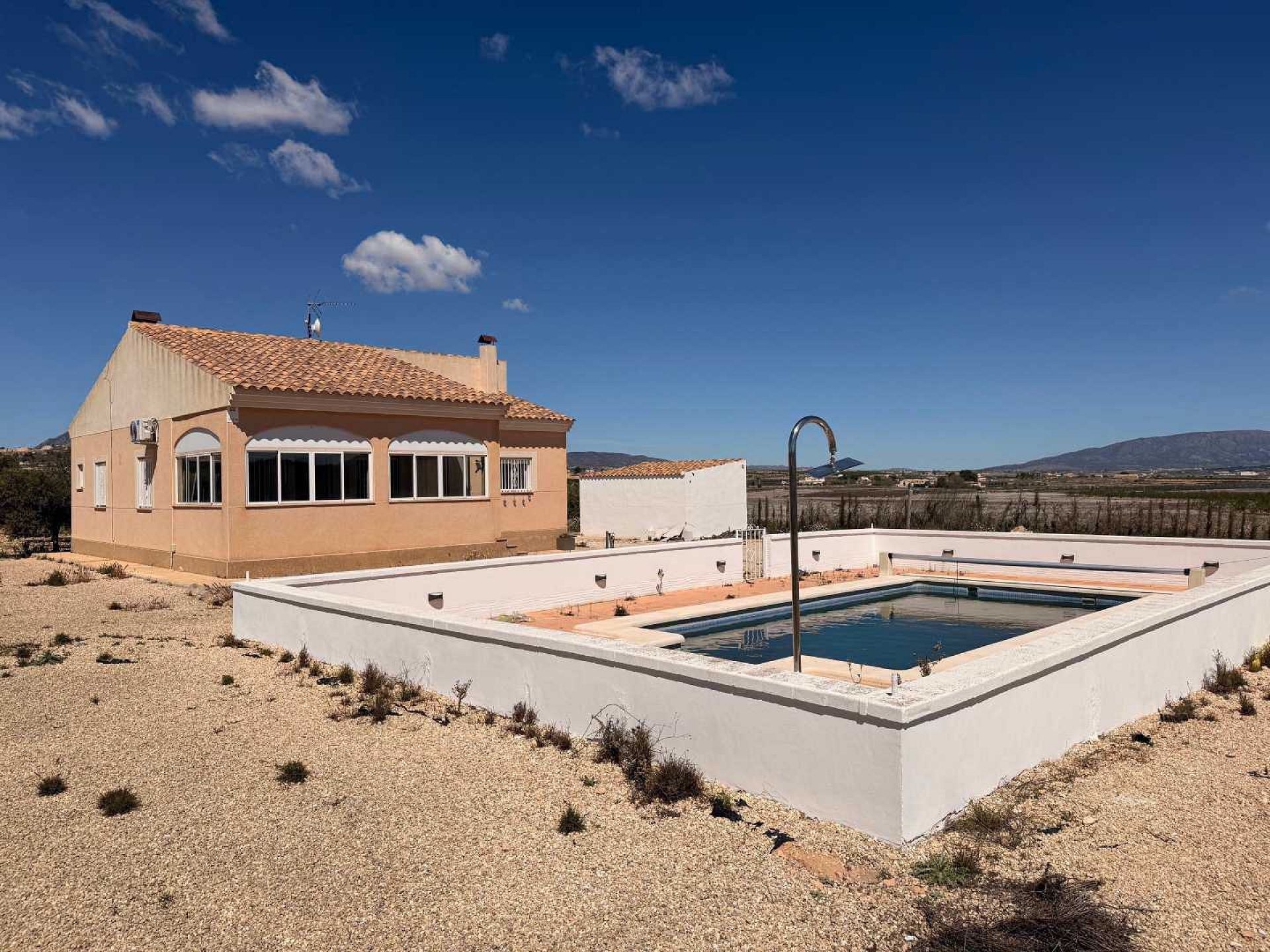 Resale - 3 Bedroom 2 Bathroom Villa in Pinoso -  - Alicante
