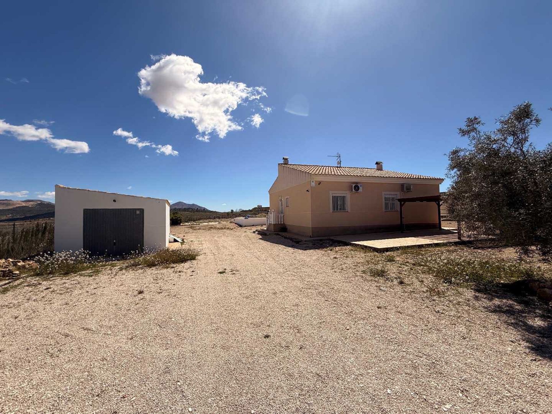 Resale - 3 Bedroom 2 Bathroom Villa in Pinoso -  - Alicante