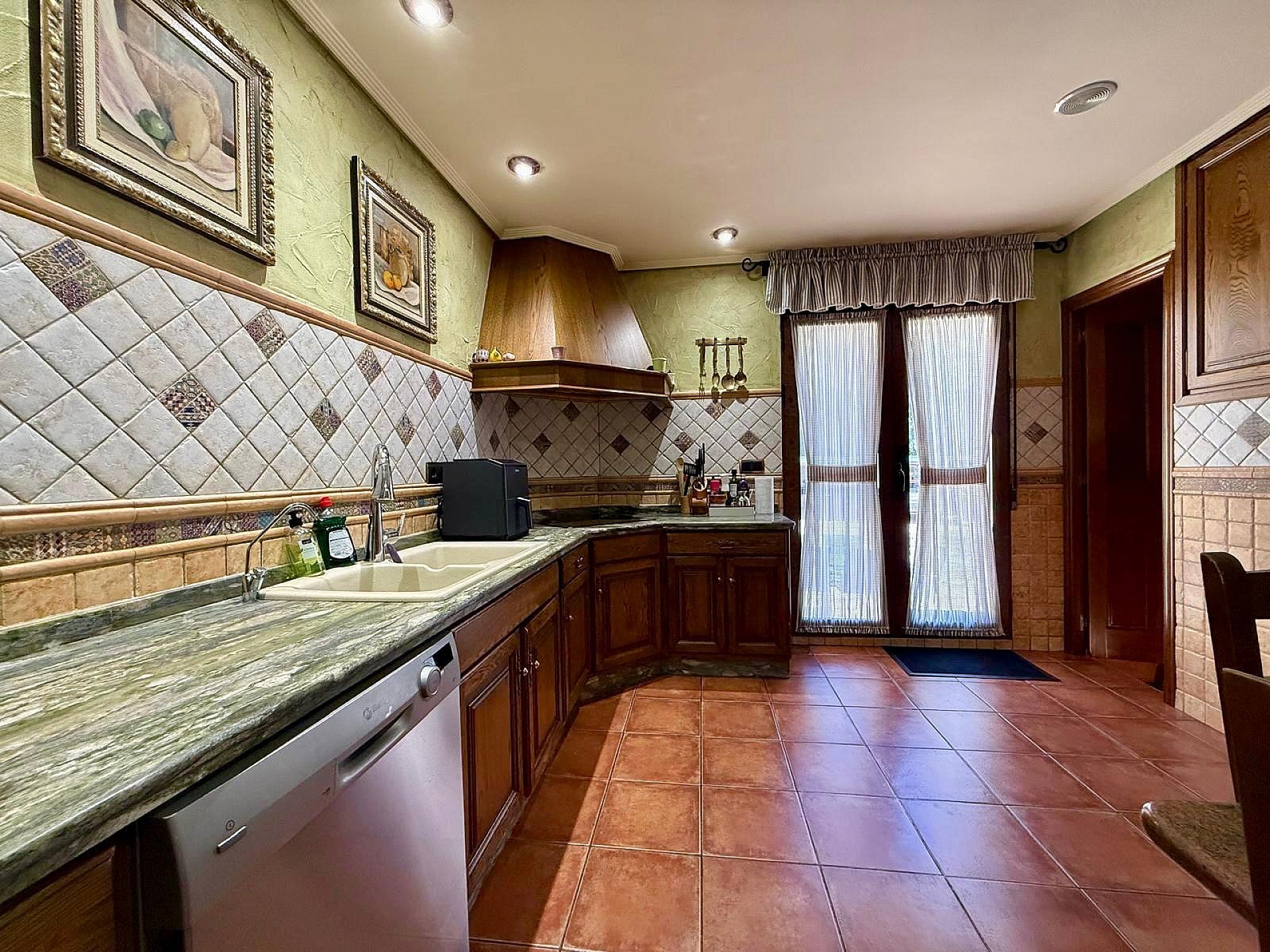 Resale - 6 Bedroom 4 Bathroom Villa in Salinas -  - Alicante