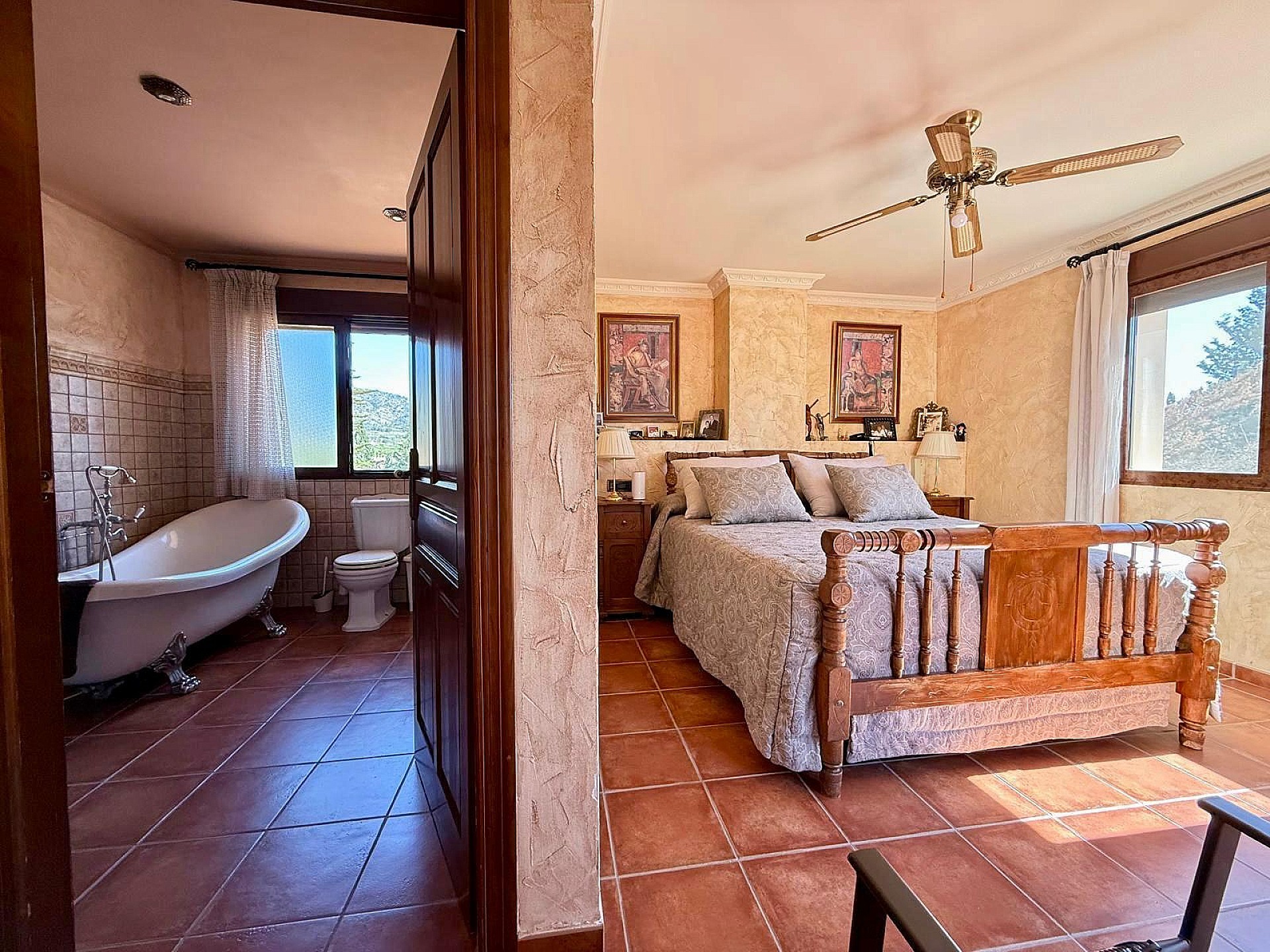 Resale - 6 Bedroom 4 Bathroom Villa in Salinas -  - Alicante