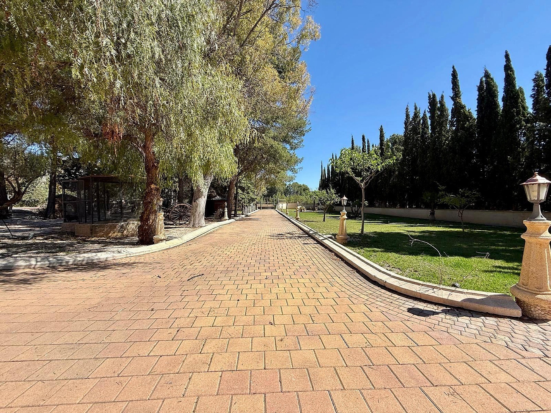 Resale - 6 Bedroom 4 Bathroom Villa in Salinas -  - Alicante