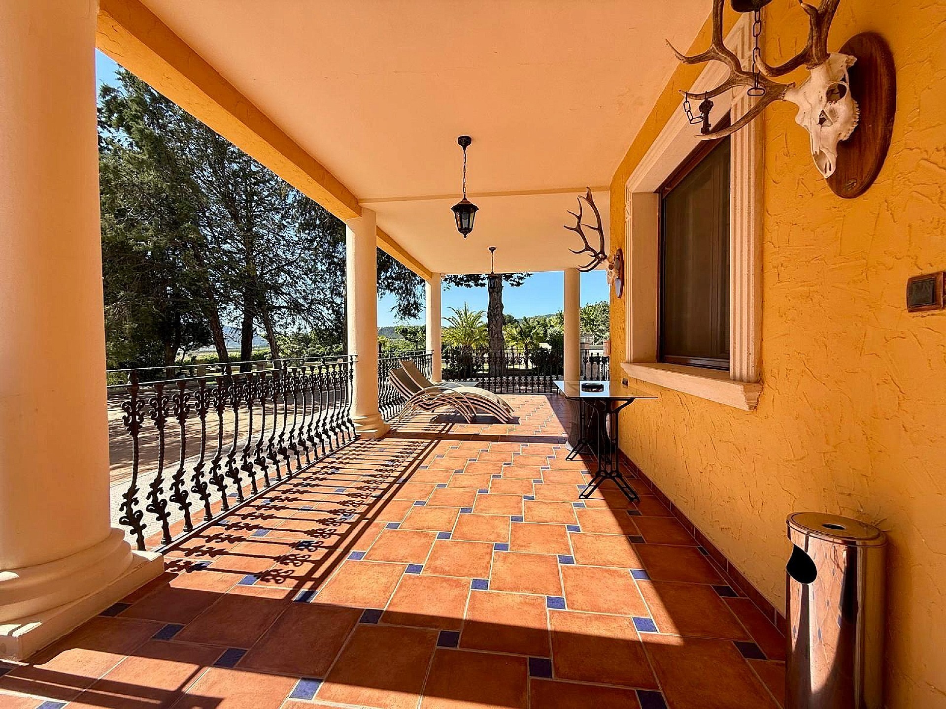Resale - 6 Bedroom 4 Bathroom Villa in Salinas -  - Alicante