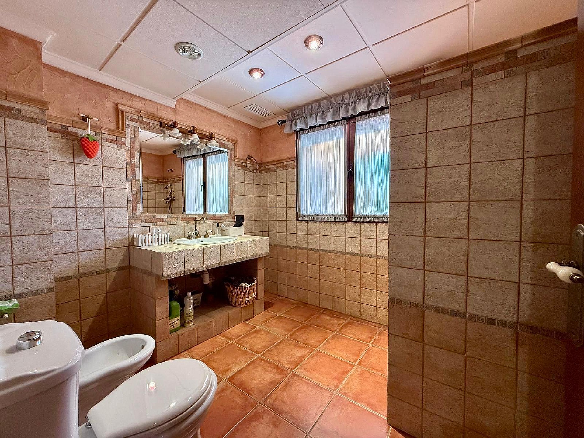 Resale - 6 Bedroom 4 Bathroom Villa in Salinas -  - Alicante