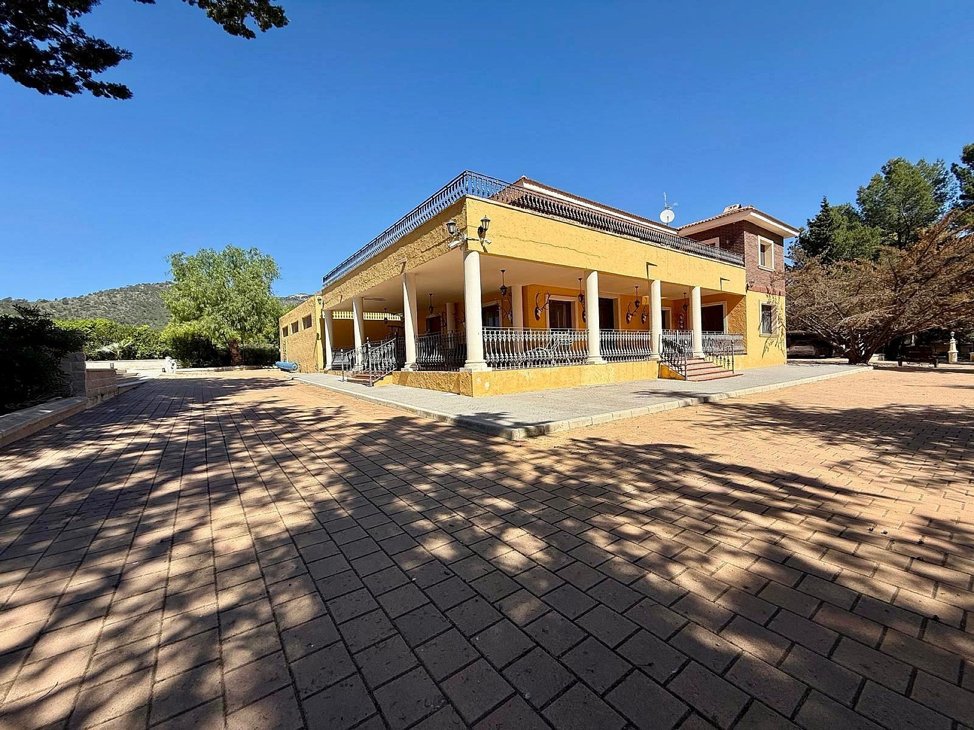 Resale - 6 Bedroom 4 Bathroom Villa in Salinas -  - Alicante