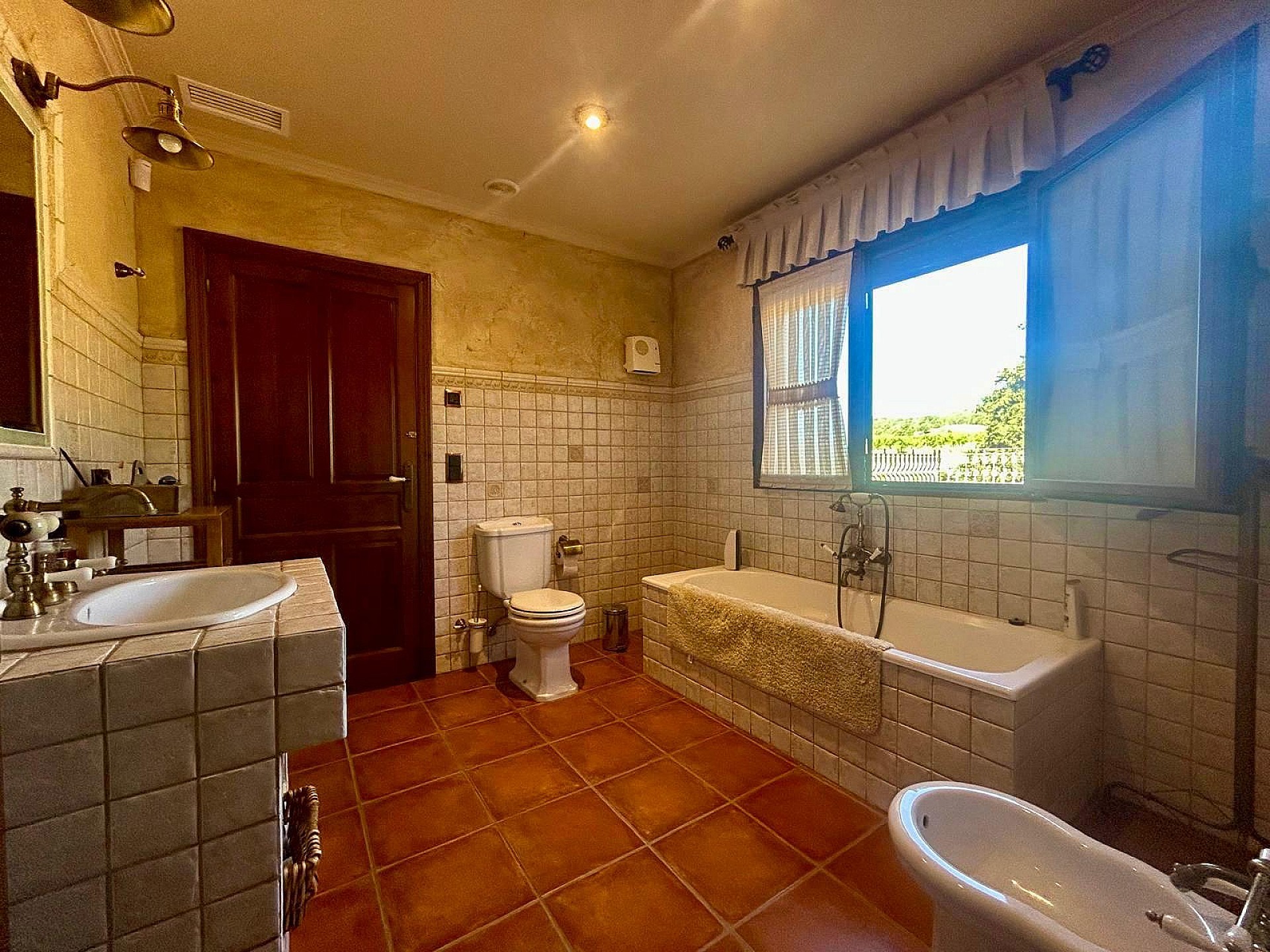 Resale - 6 Bedroom 4 Bathroom Villa in Salinas -  - Alicante