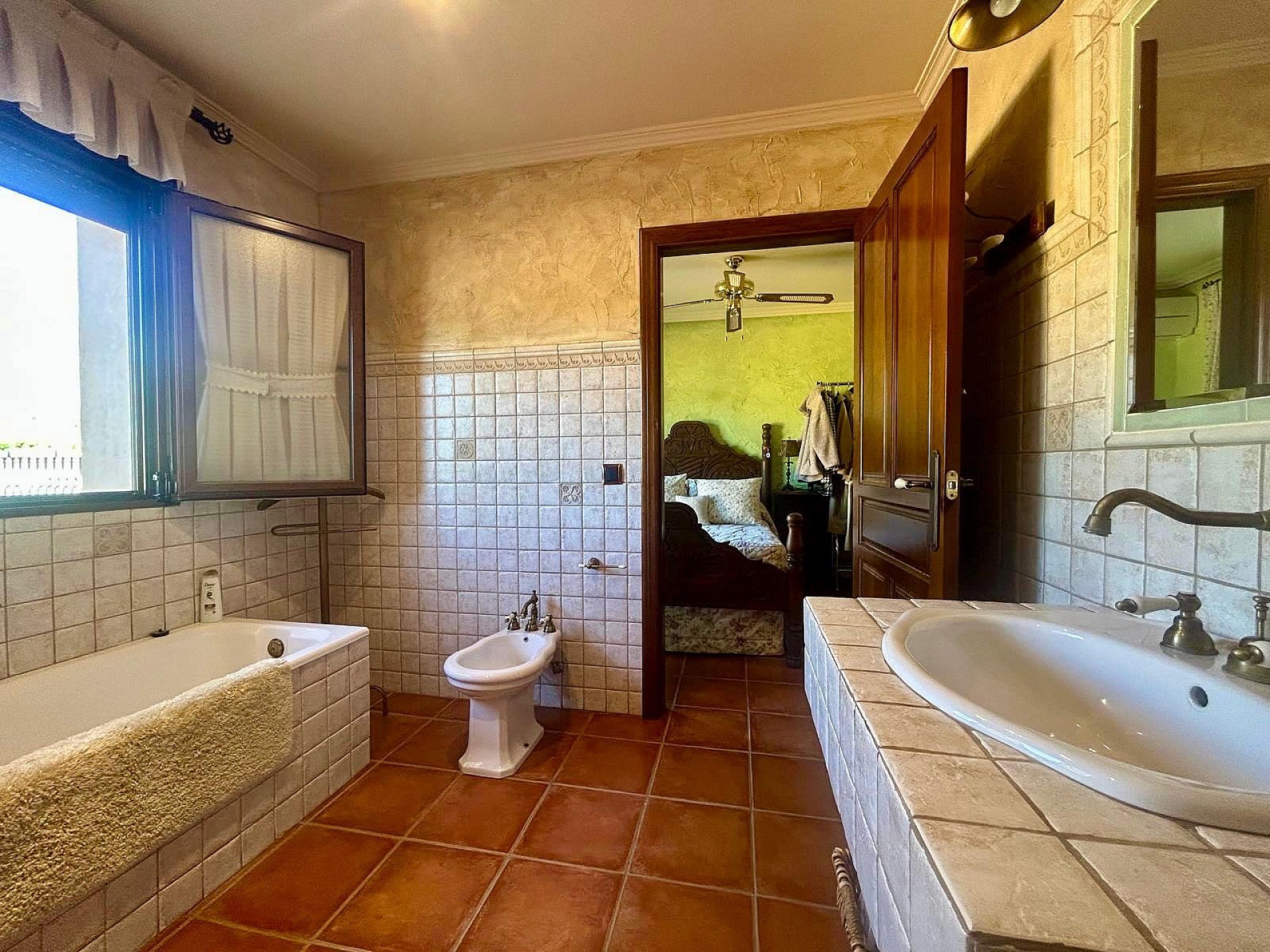 Resale - 6 Bedroom 4 Bathroom Villa in Salinas -  - Alicante