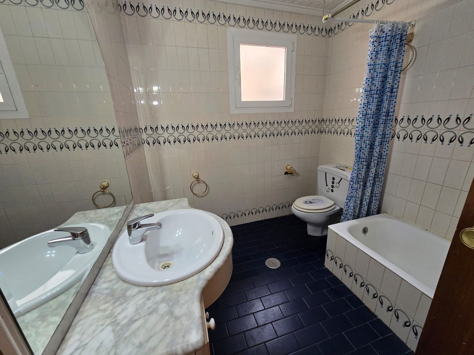 Resale - 4 Bedroom 2 Bathroom Apartment in Salinas -  - Alicante