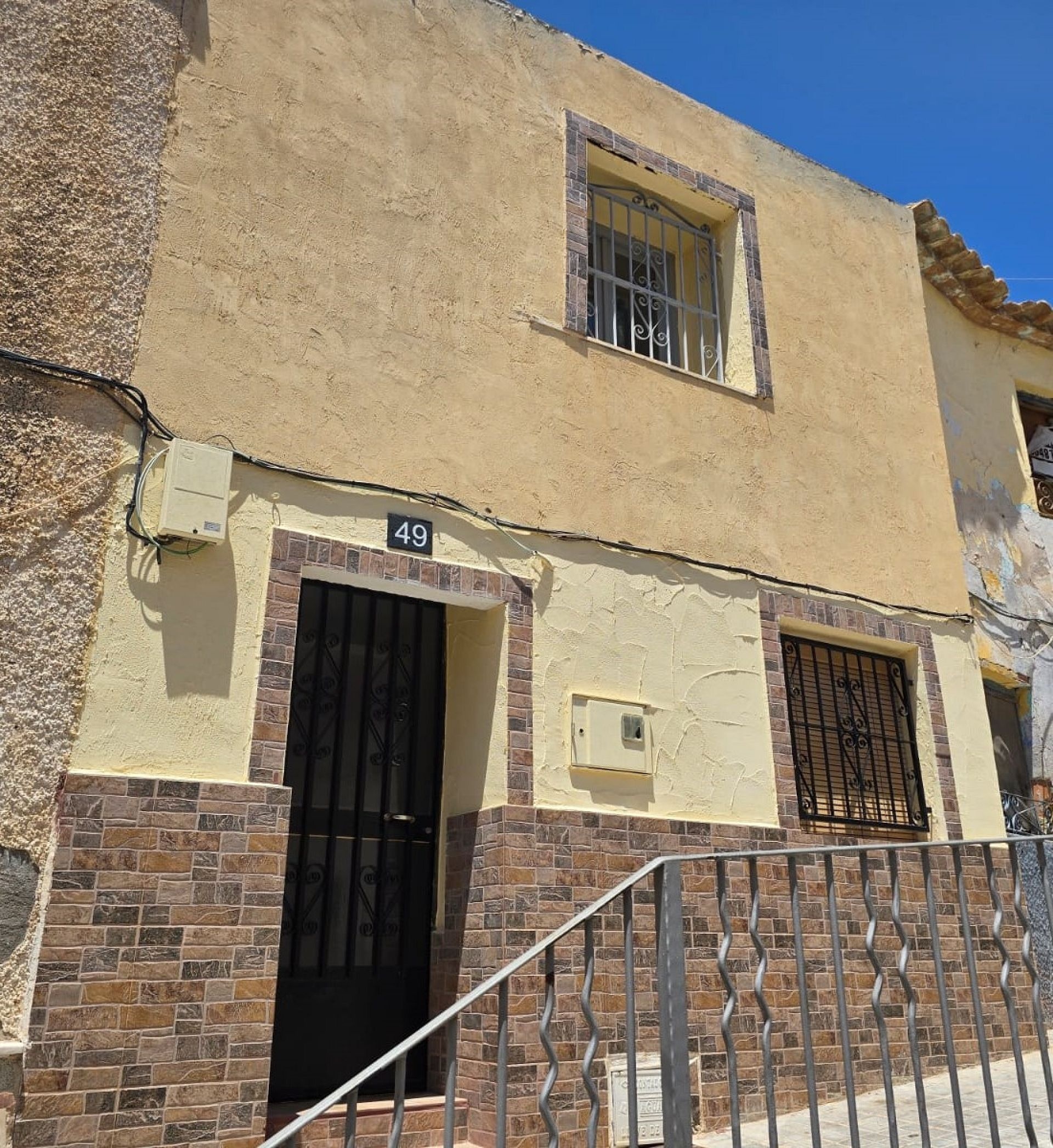 Resale - 3 Bedroom 2 Bathroom Townhouse in Sax -  - Alicante