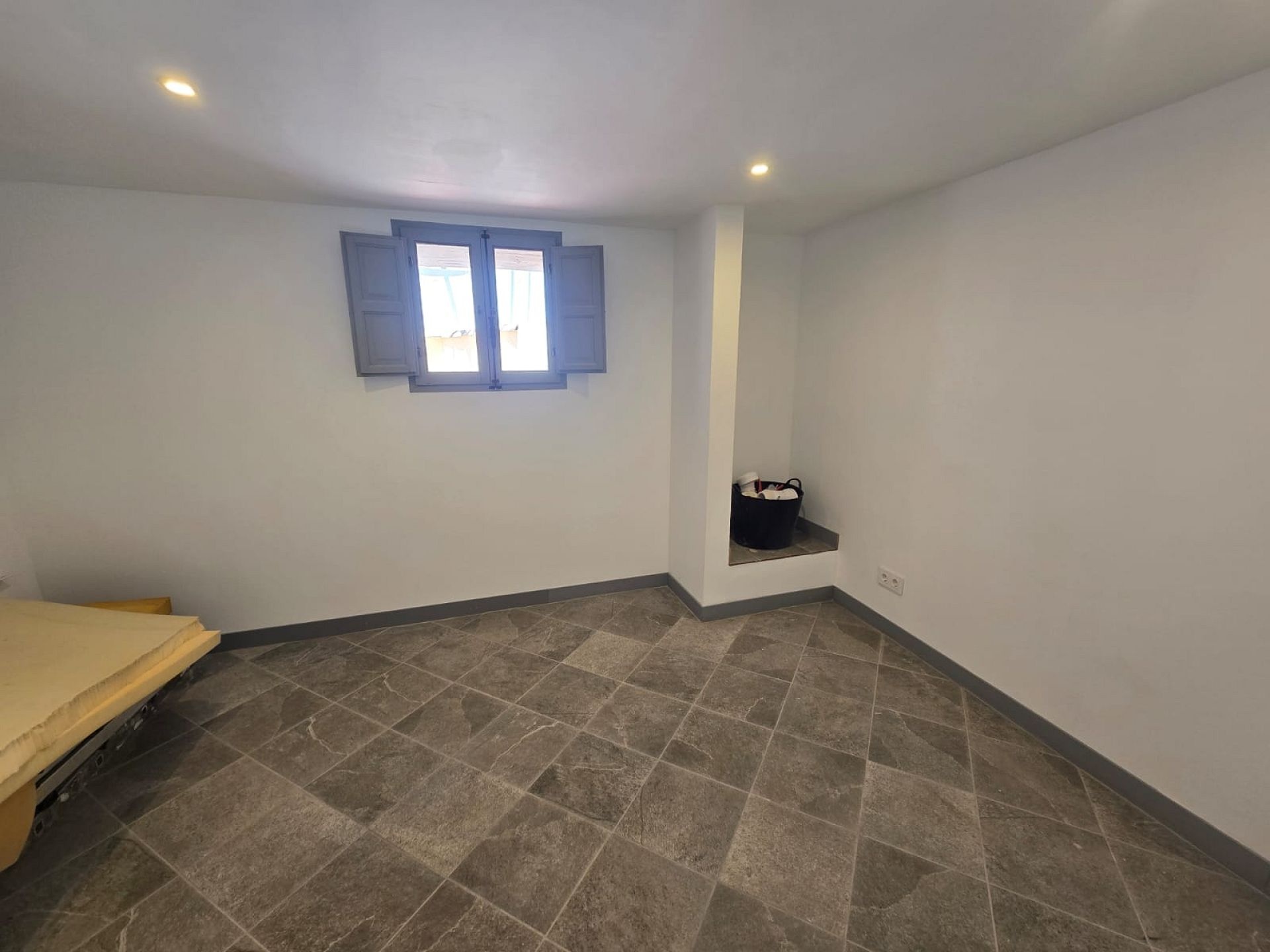 Resale - 3 Bedroom 2 Bathroom Townhouse in Sax -  - Alicante