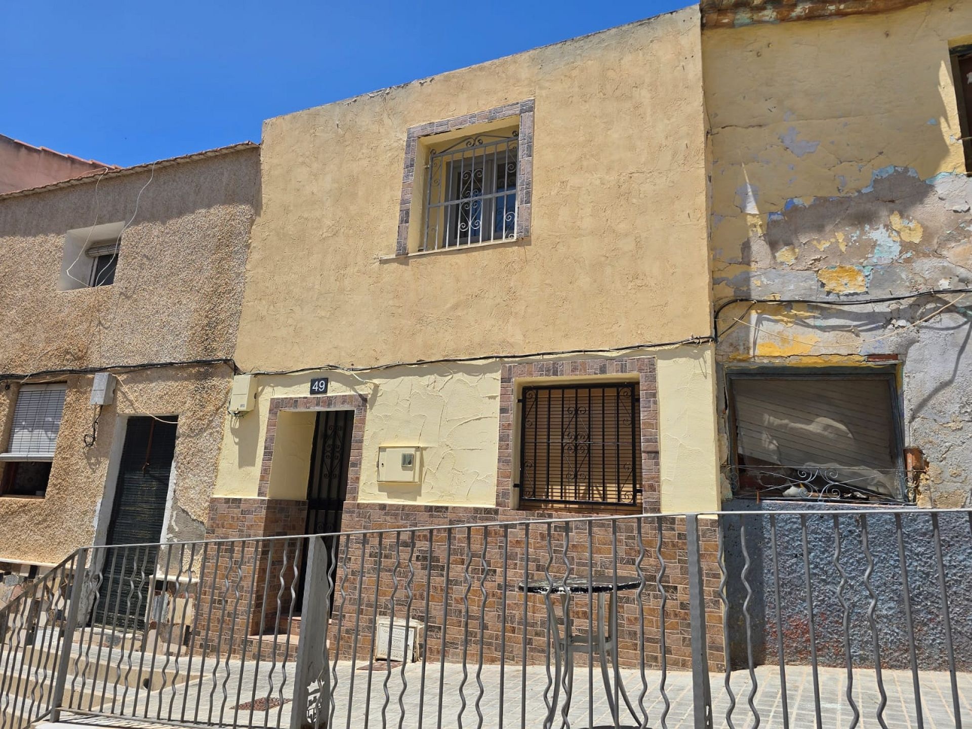 Resale - 3 Bedroom 2 Bathroom Townhouse in Sax -  - Alicante