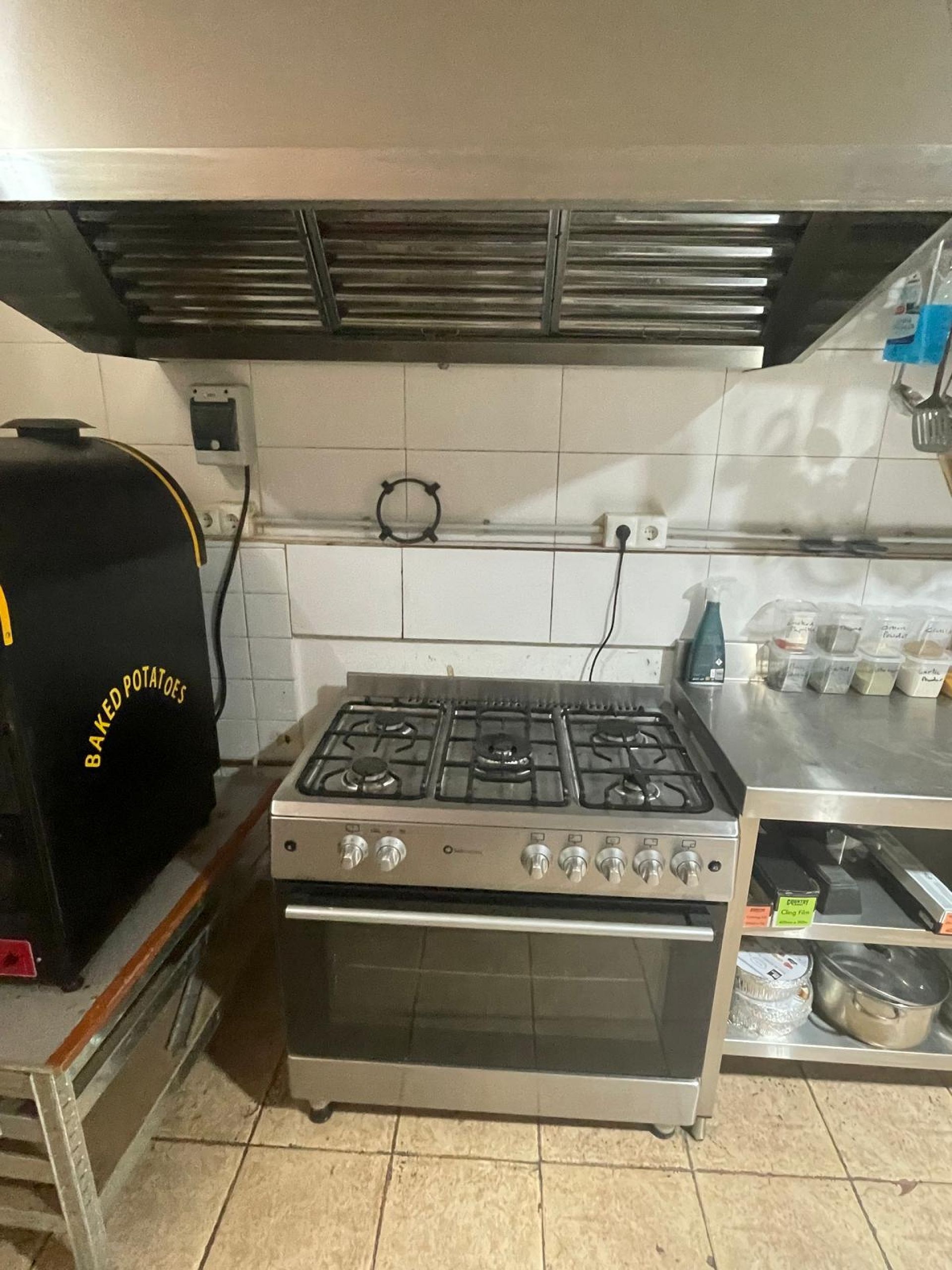 Resale - 3 Bedroom 5 Bathroom Commercial in Pinoso -  - Alicante