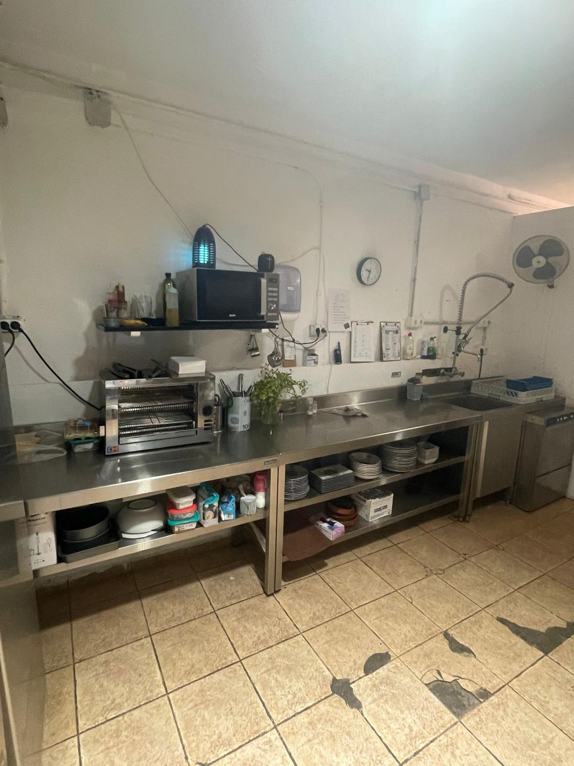 Resale - 3 Bedroom 5 Bathroom Commercial in Pinoso -  - Alicante