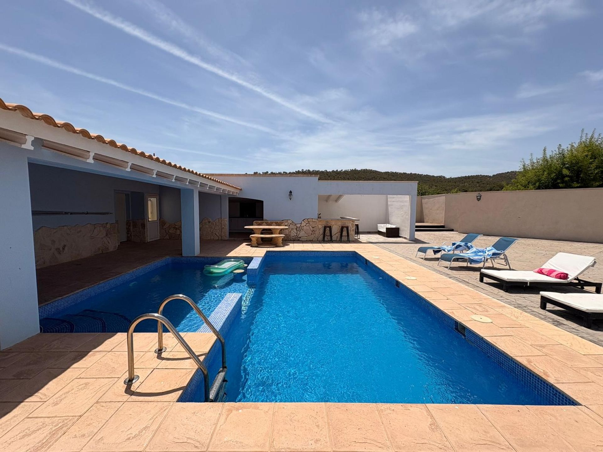 Resale - 4 Bedroom 4 Bathroom Commercial in Salinas -  - Alicante