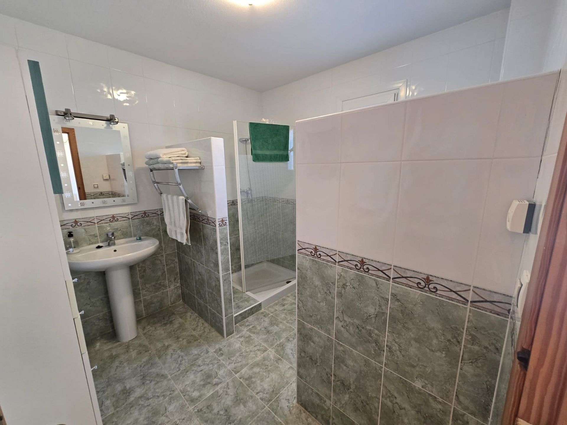 Resale - 4 Bedroom 3 Bathroom Villa in Monóvar -  - Alicante