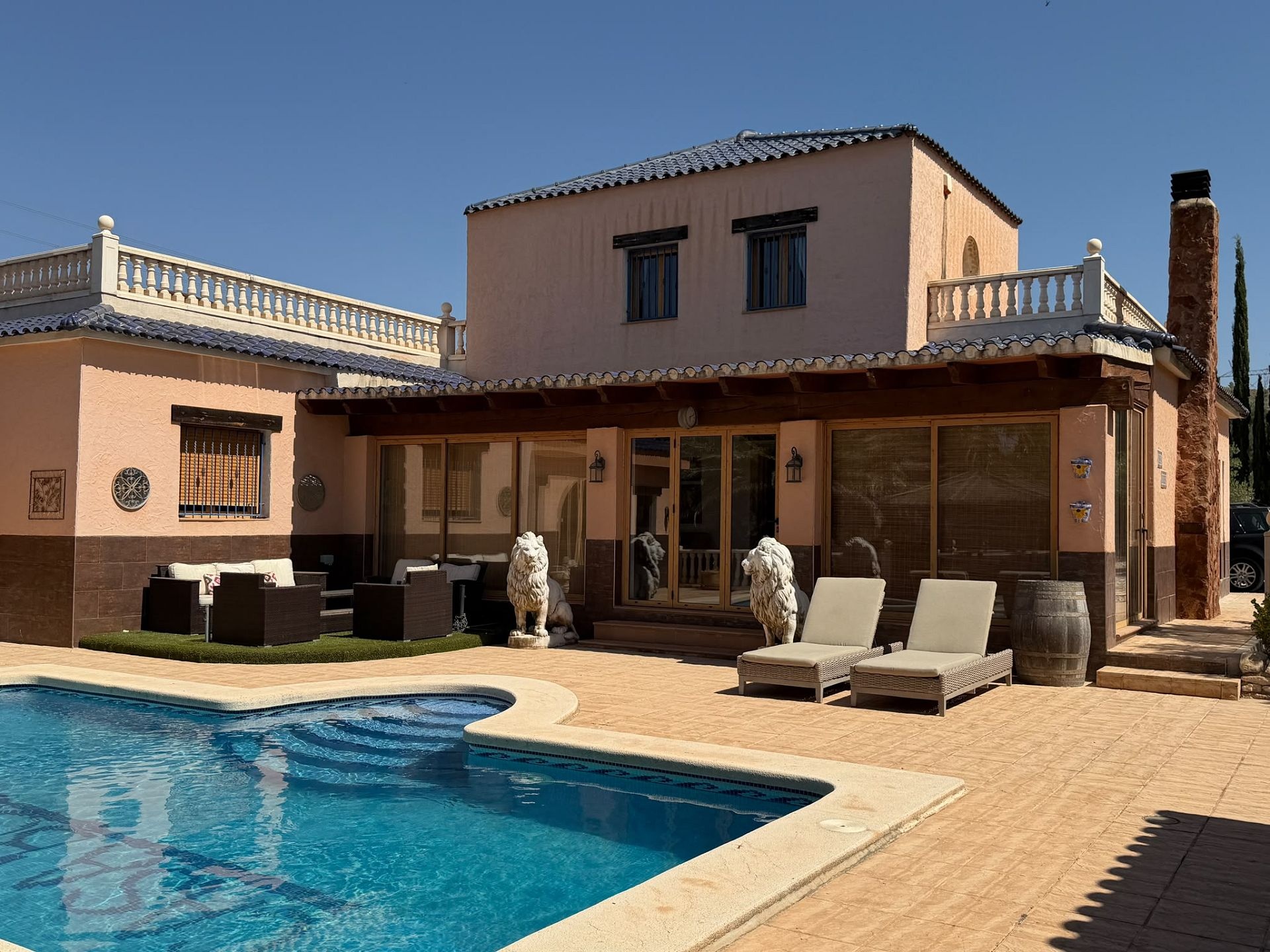 Resale - 6 Bedroom 5 Bathroom Villa in Salinas -  - Alicante