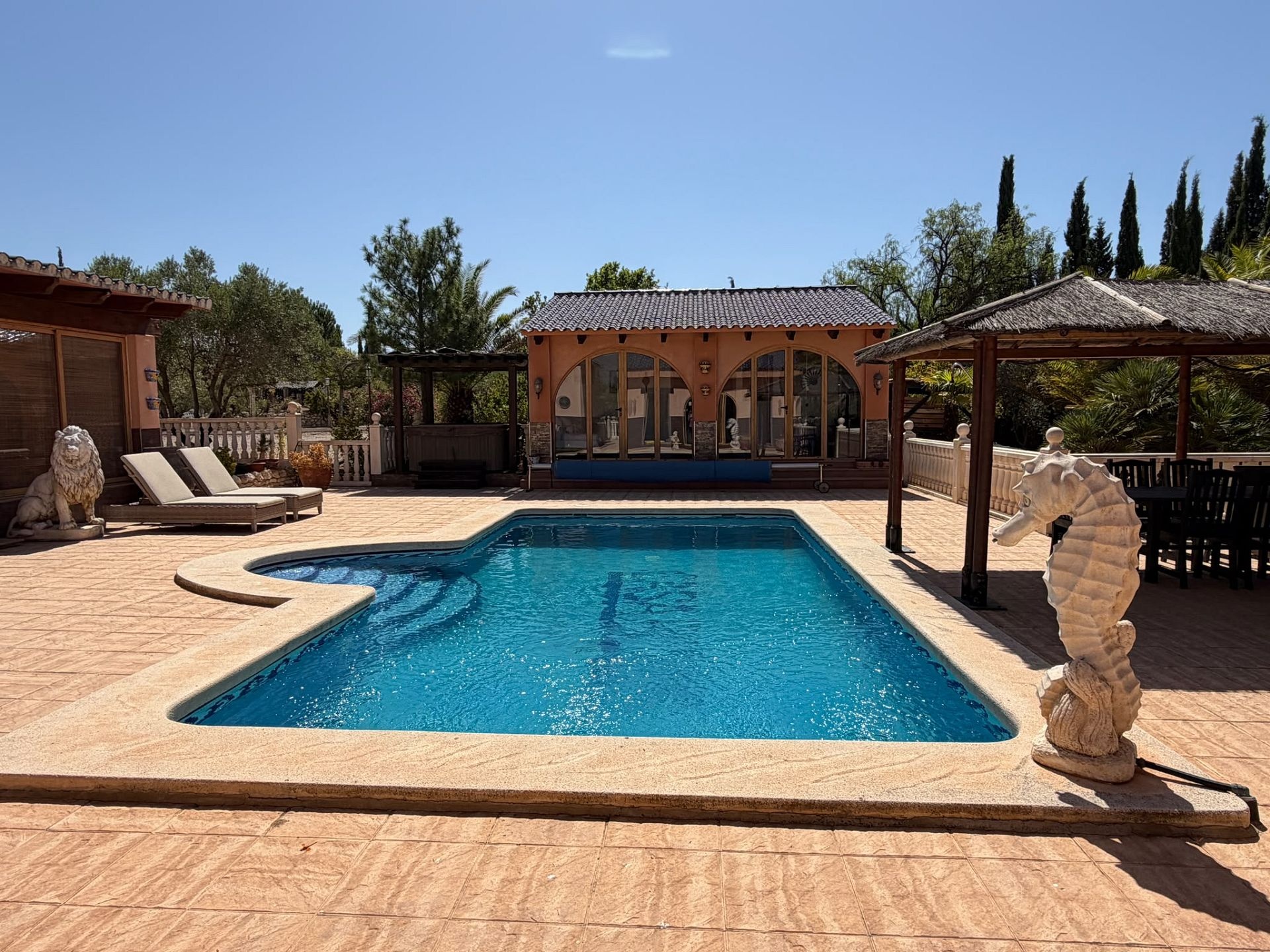 Resale - 6 Bedroom 5 Bathroom Villa in Salinas -  - Alicante