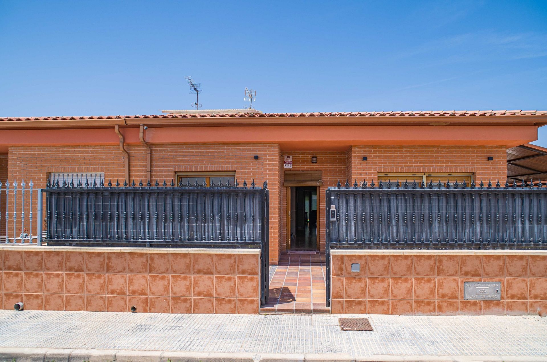 Resale - 4 Bedroom 2 Bathroom Villa in Pinoso -  - Alicante