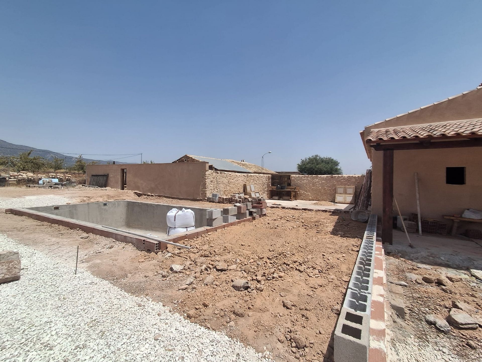 Resale - 4 Bedroom 2 Bathroom Country house in Pinoso -  - Alicante
