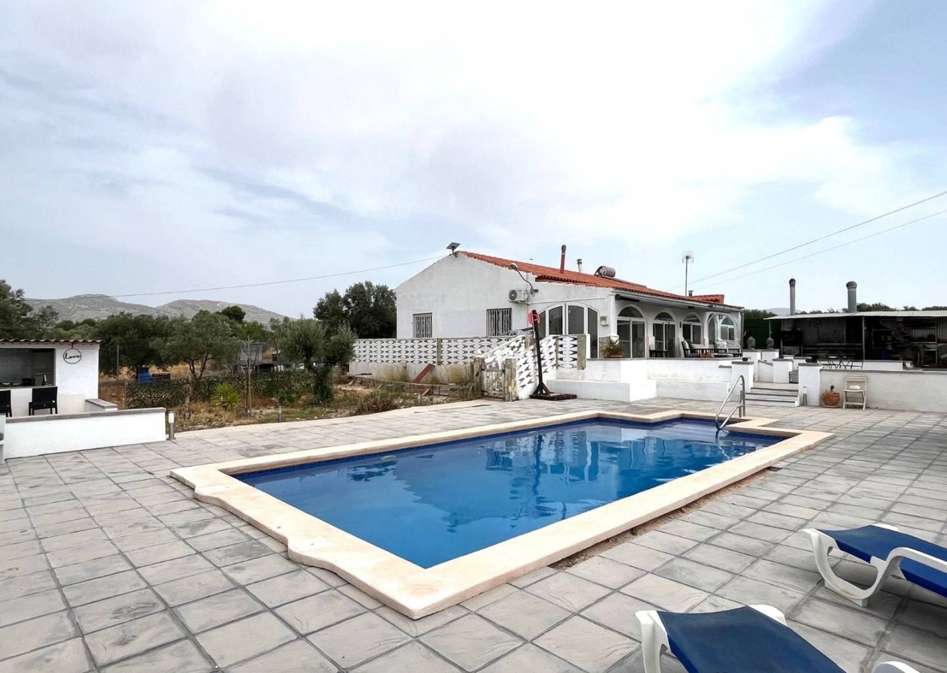 Resale - 3 Bedroom 2 Bathroom Country house in Sax -  - Alicante