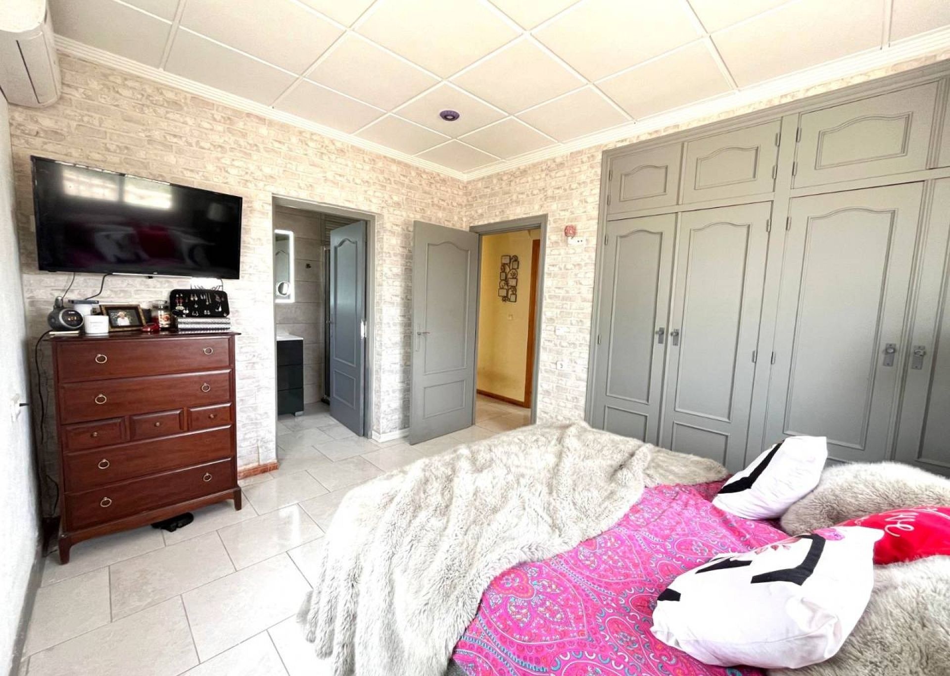 Resale - 3 Bedroom 2 Bathroom Country house in Sax -  - Alicante