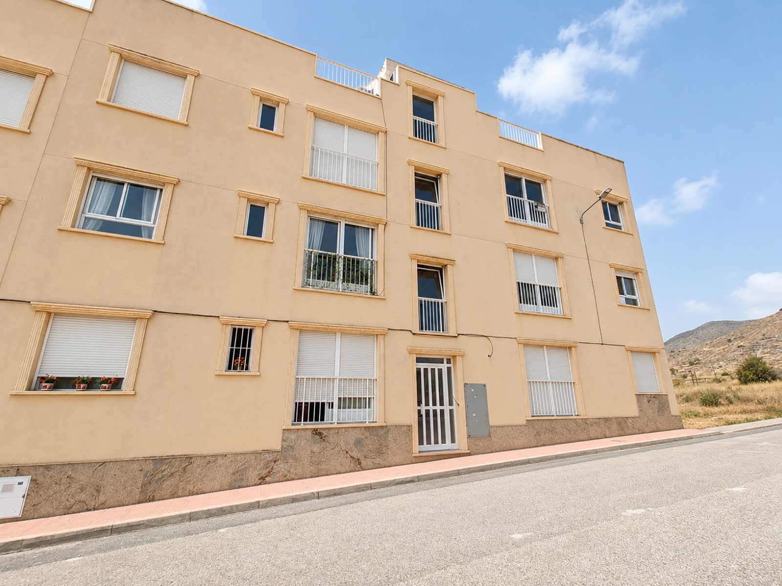 Resale - 2 Bedroom 1 Bathroom Apartment in Hondón de los Frailes -  - Alicante