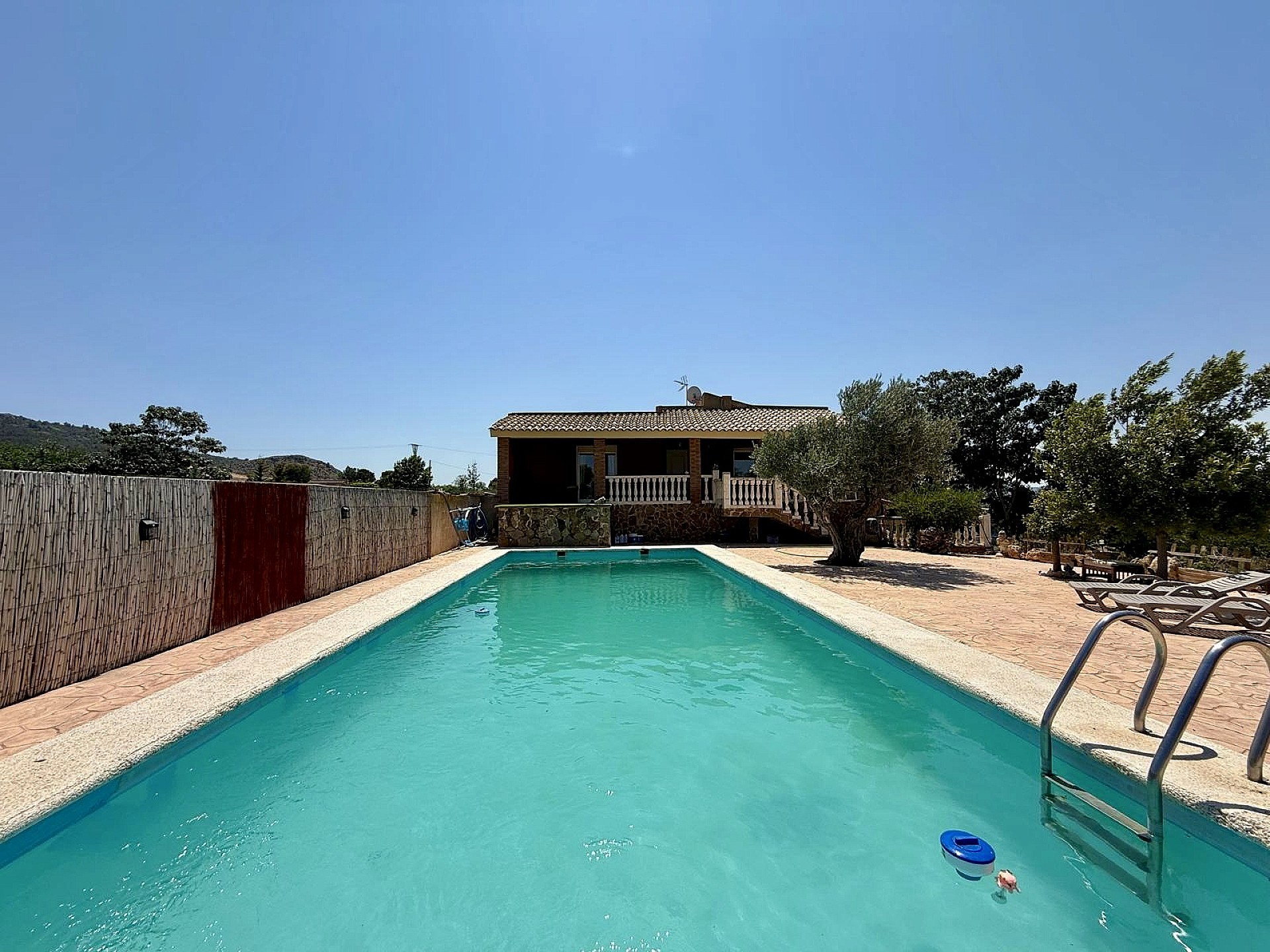 Resale - 4 Bedroom 3 Bathroom Country house in Villena -  - Alicante