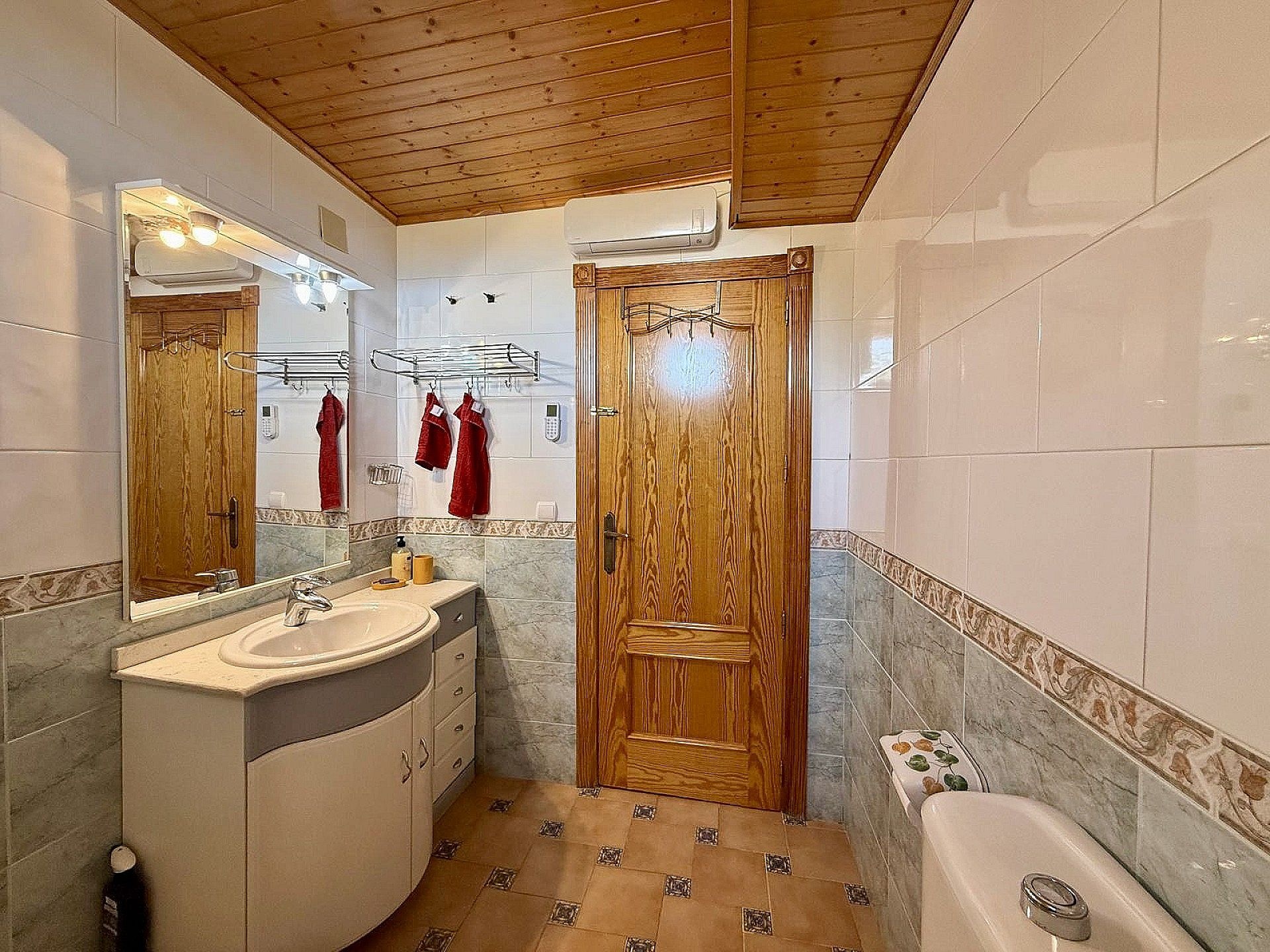 Resale - 4 Bedroom 3 Bathroom Country house in Villena -  - Alicante