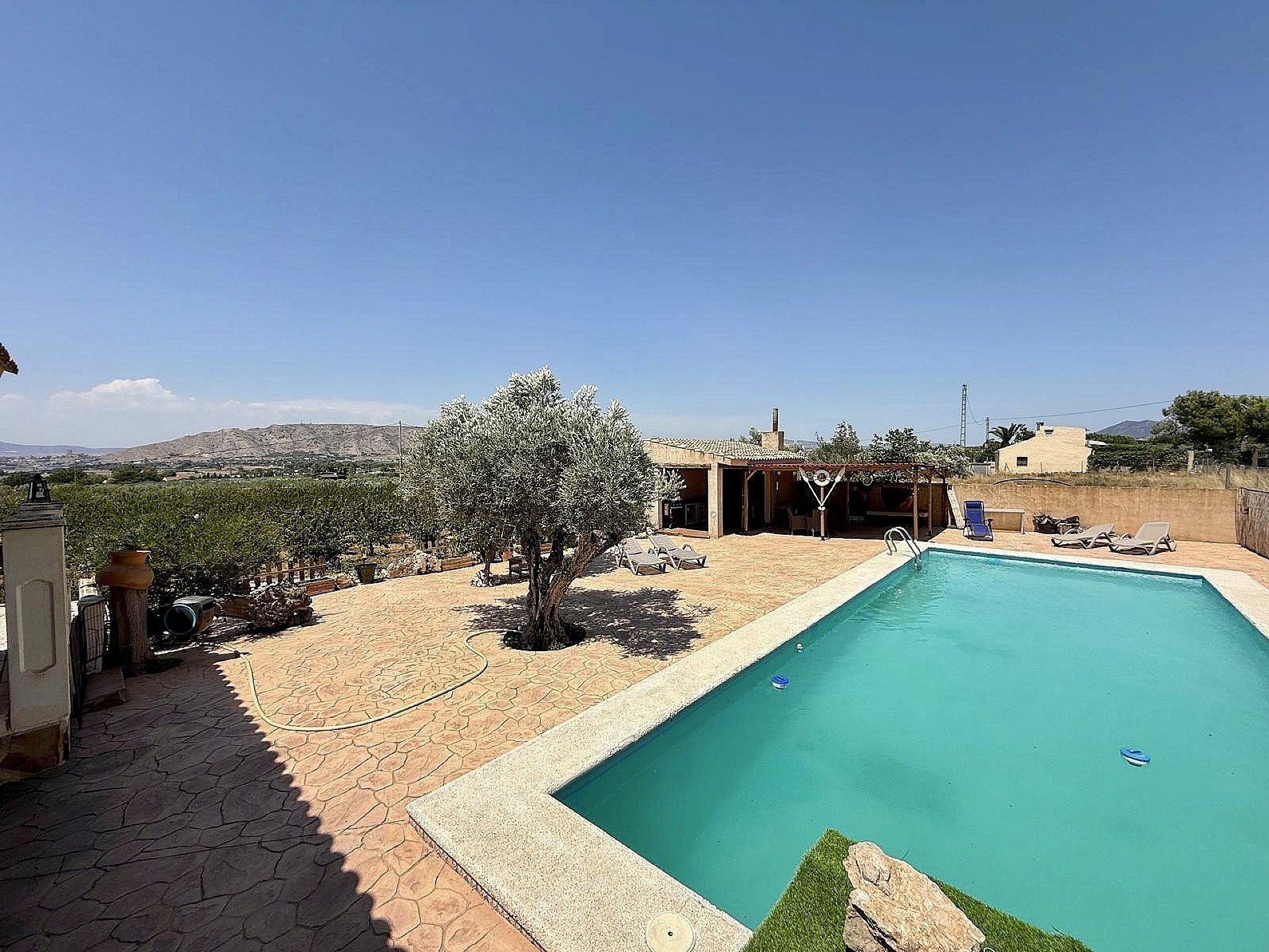 Resale - 4 Bedroom 3 Bathroom Country house in Villena -  - Alicante
