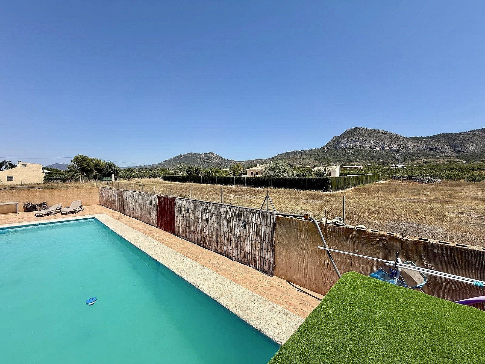 Resale - 4 Bedroom 3 Bathroom Country house in Villena -  - Alicante