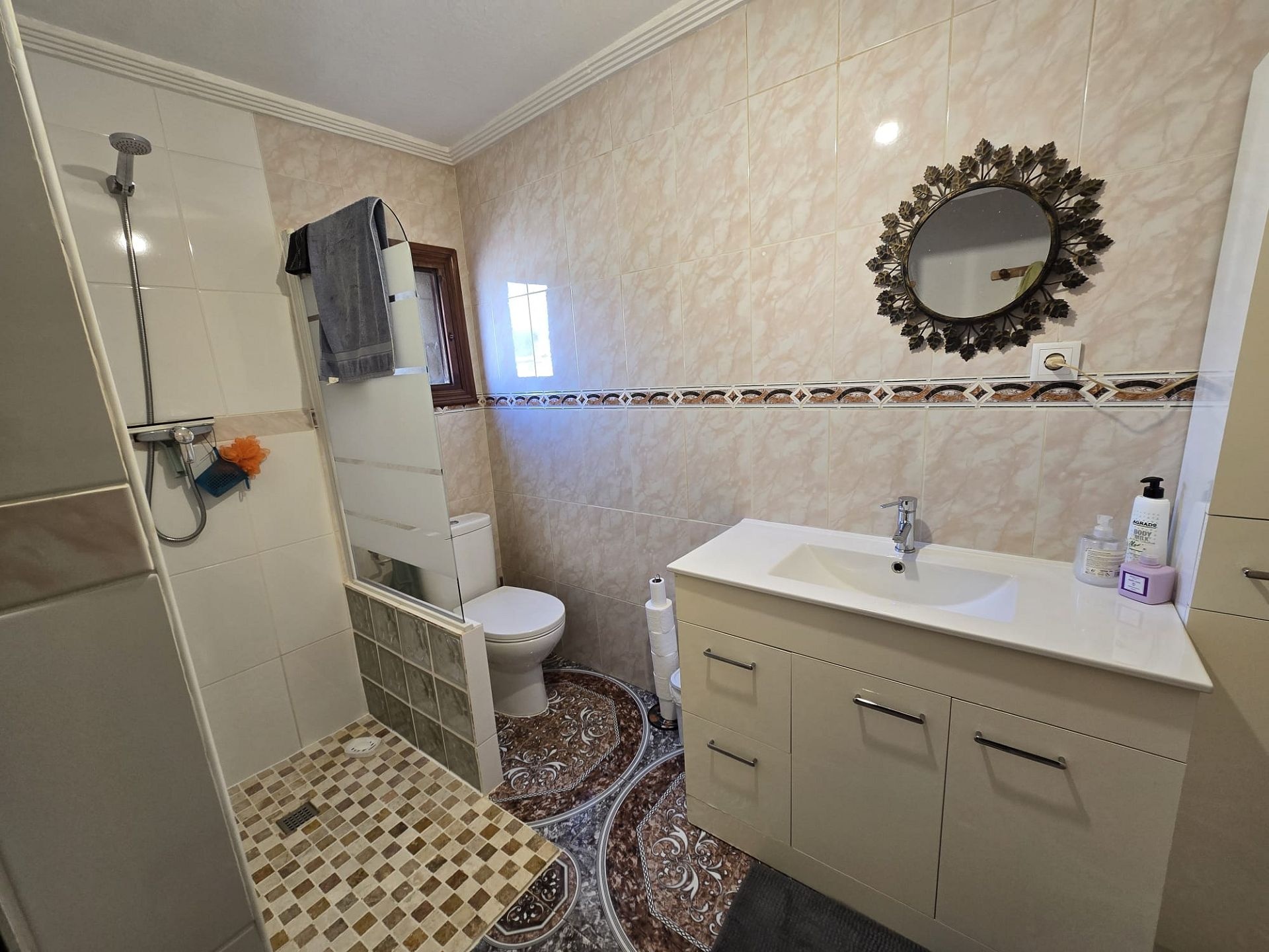 Resale - 6 Bedroom 3 Bathroom Villa in Sax -  - Alicante