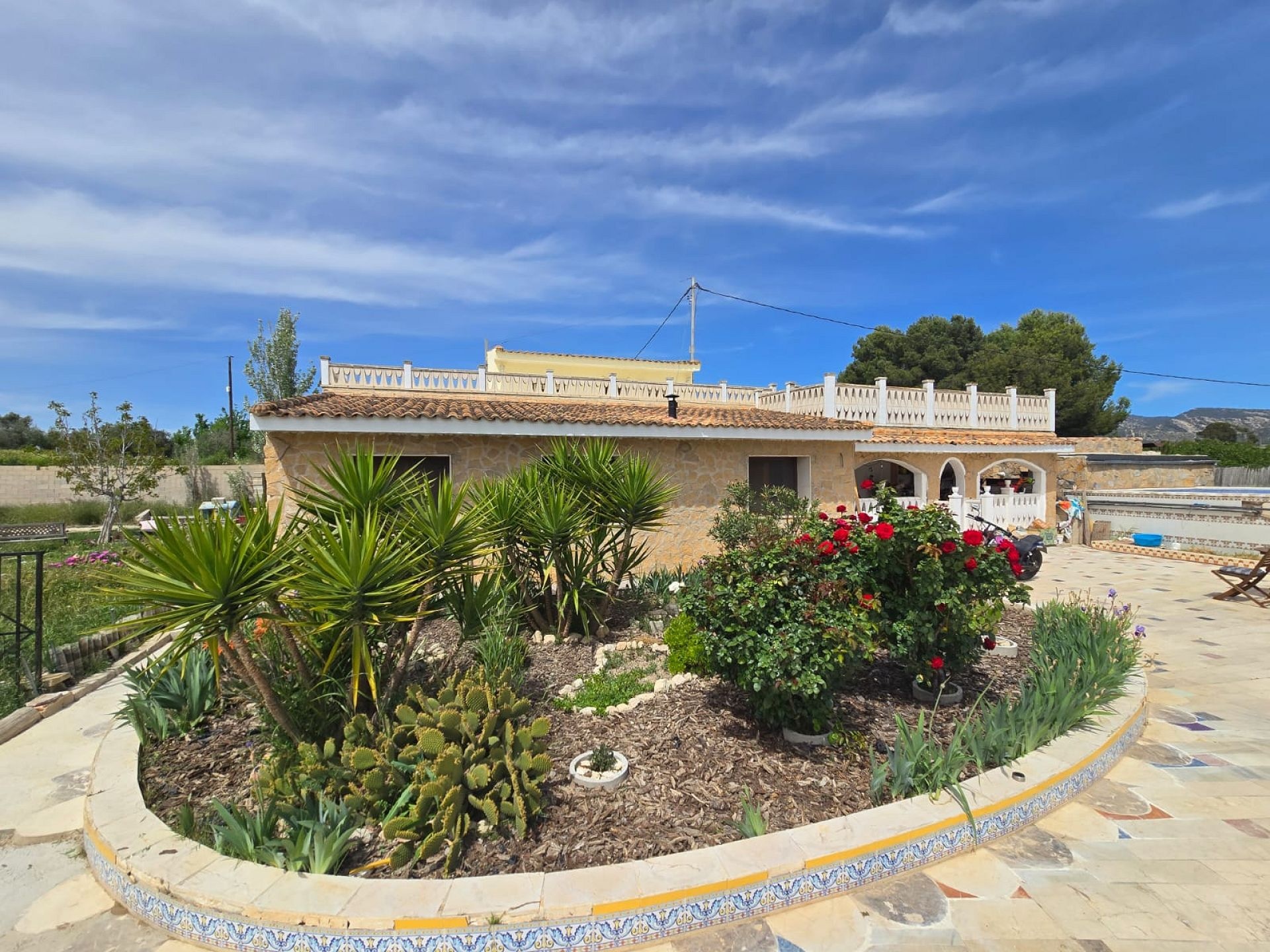 Resale - 6 Bedroom 3 Bathroom Villa in Sax -  - Alicante