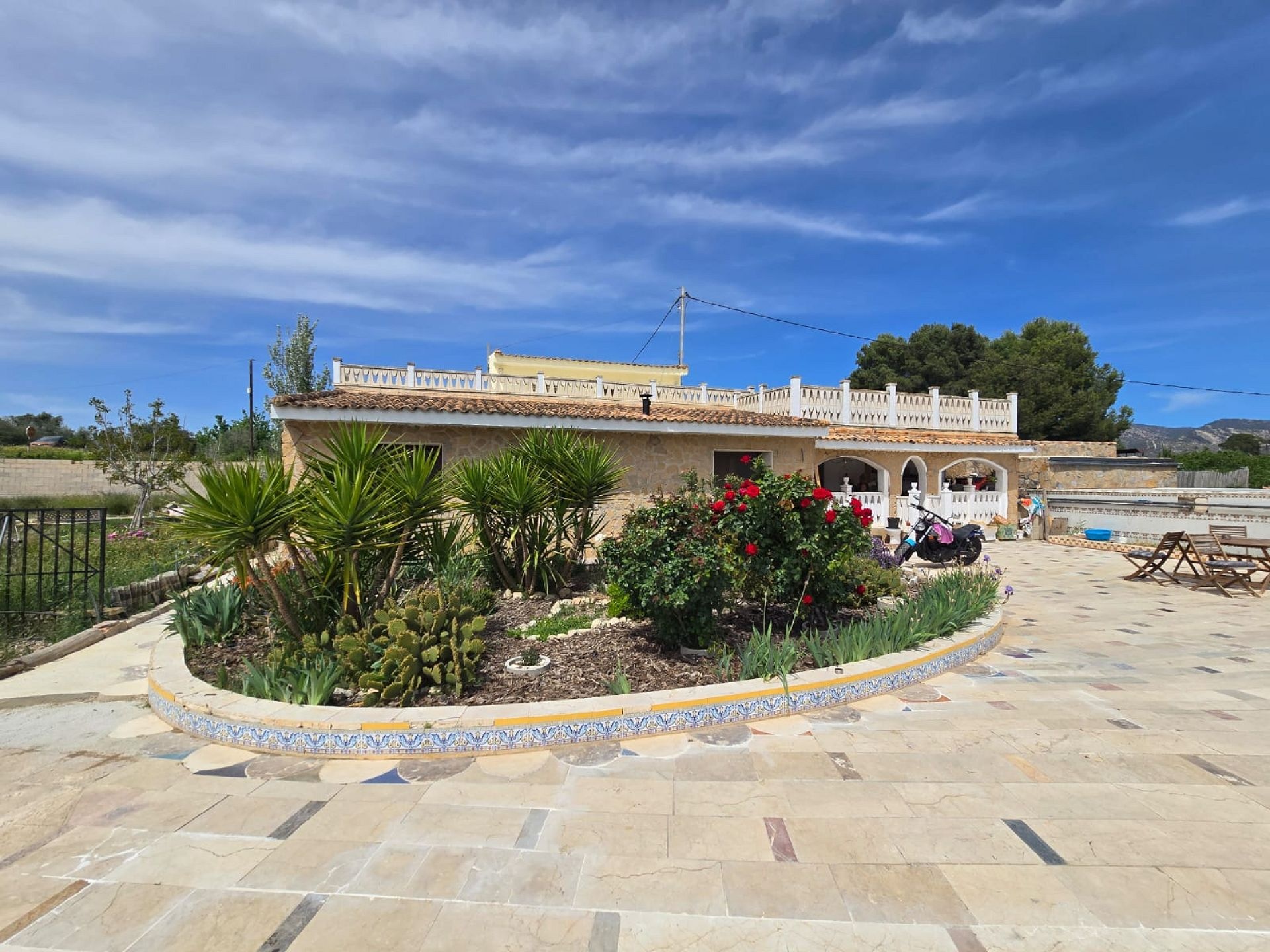 Resale - 6 Bedroom 3 Bathroom Villa in Sax -  - Alicante