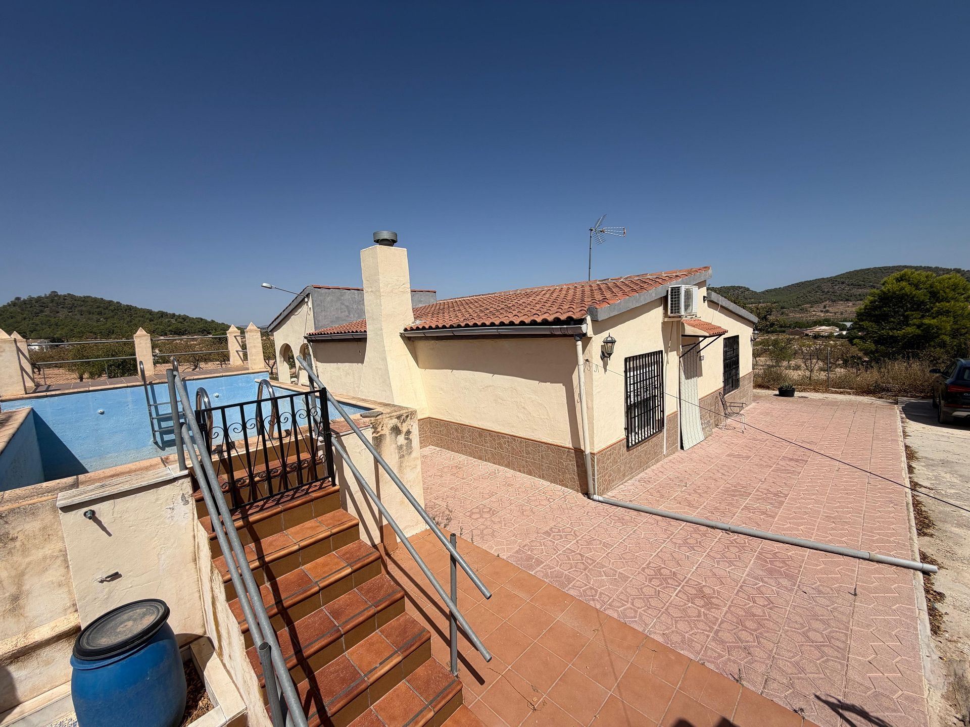 Resale - 4 Bedroom 1 Bathroom Finca in Pinoso -  - Alicante