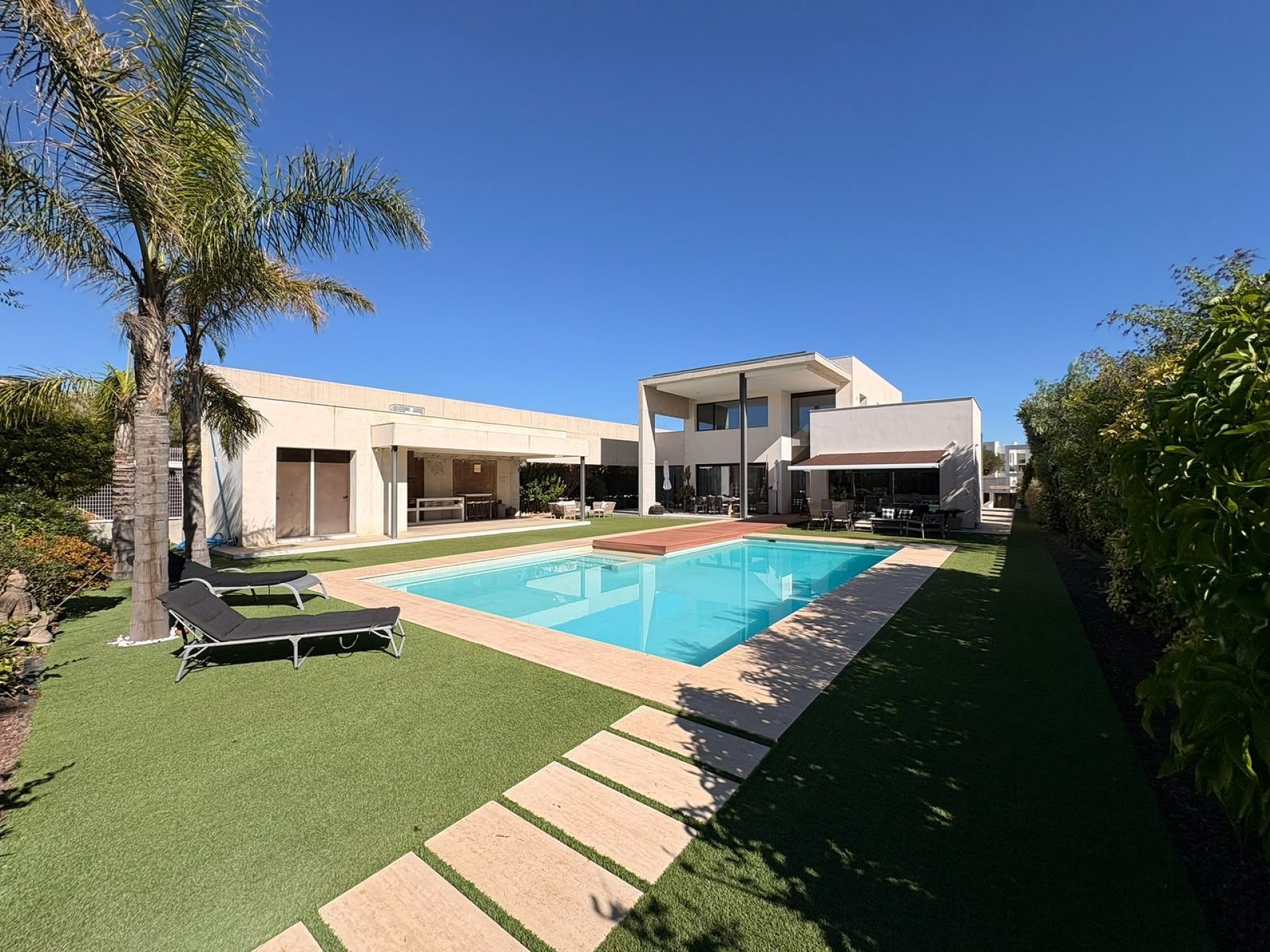 Resale - 4 Bedroom 4 Bathroom Villa in Petrer -  - Alicante