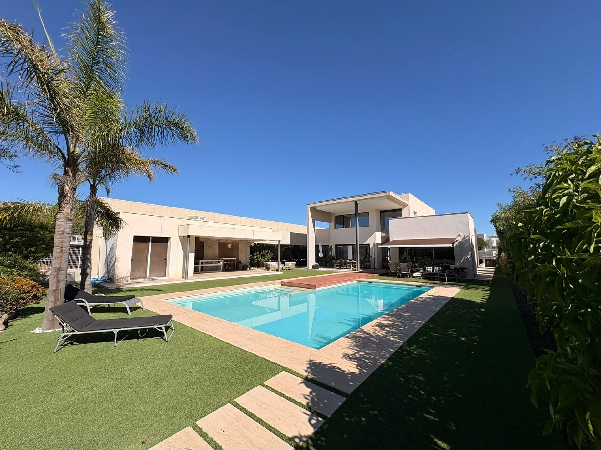 Resale - 4 Bedroom 4 Bathroom Villa in Petrer -  - Alicante