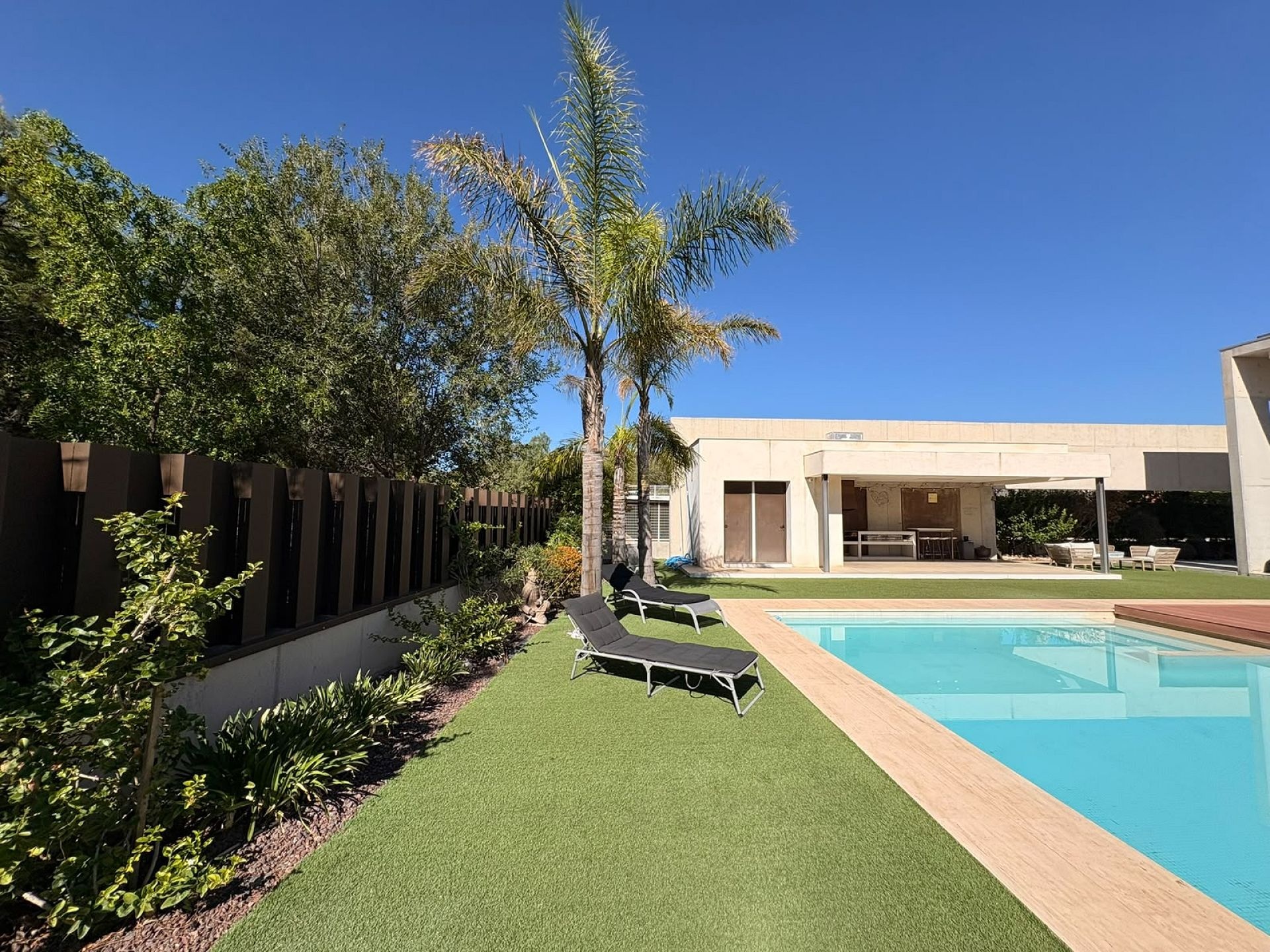 Resale - 4 Bedroom 4 Bathroom Villa in Petrer -  - Alicante