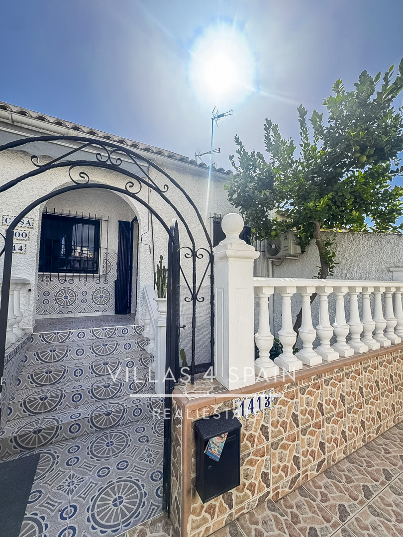 Resale - 2-Bed 1 bath Townhouse with Private Garden & Sunny Terrace, in La Marina, San Fulgencio Alicante  - av. de londres - Alicante